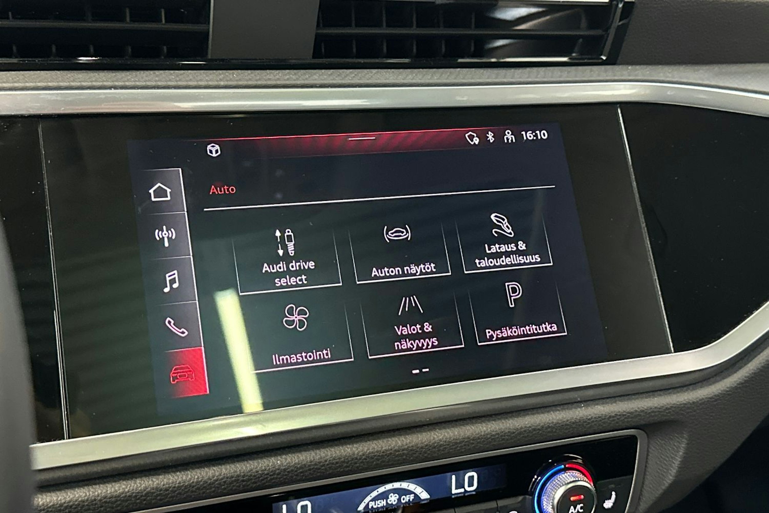 valkoinen Audi Q3 2021 kuva 26.