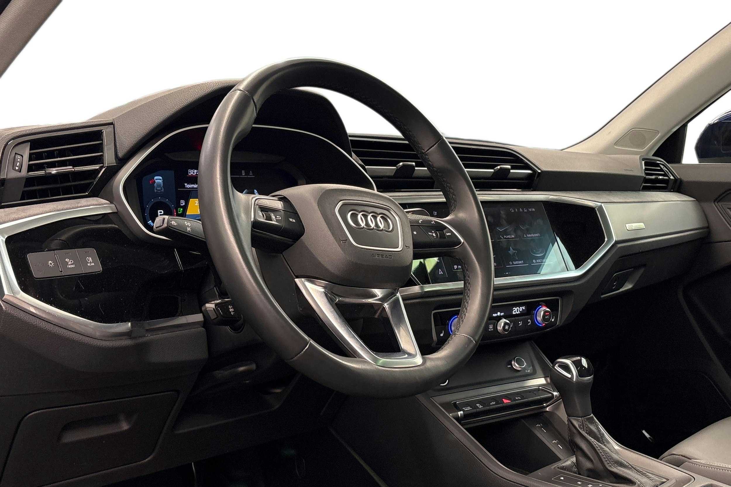 sininen Audi Q3 2022 kuva 3.