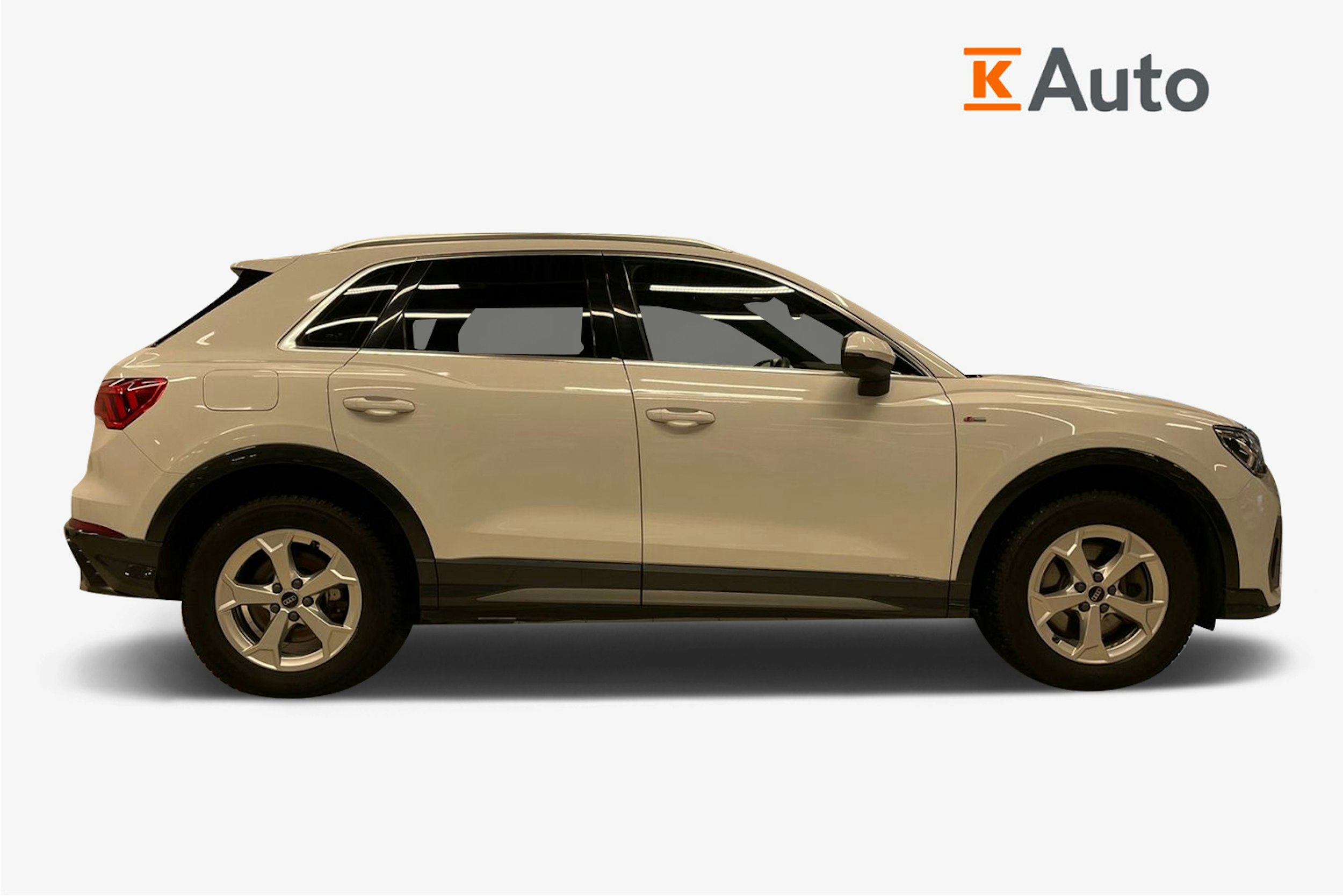 valkoinen Audi Q3 2022 kuva 6.