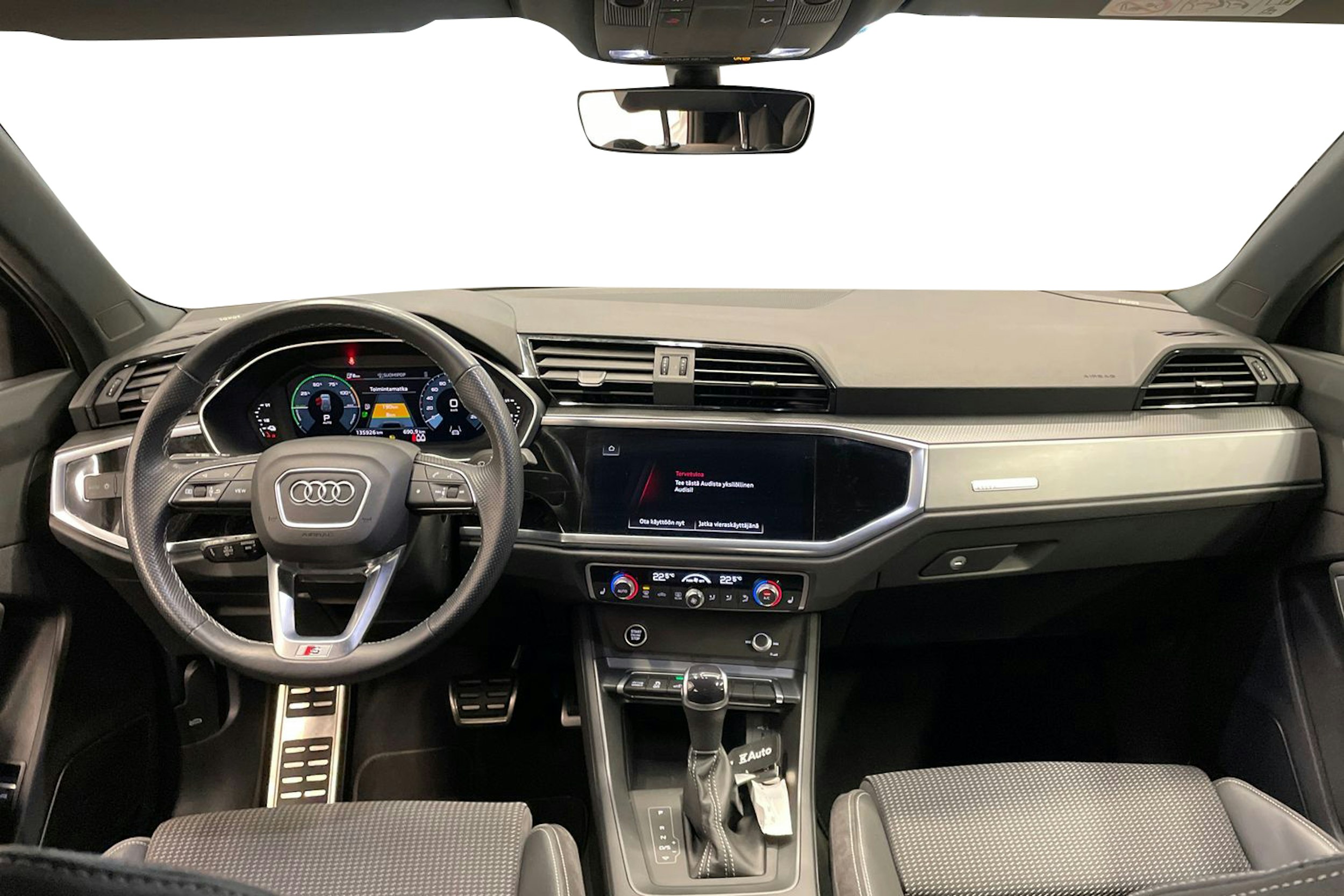 valkoinen Audi Q3 2022 kuva 9.