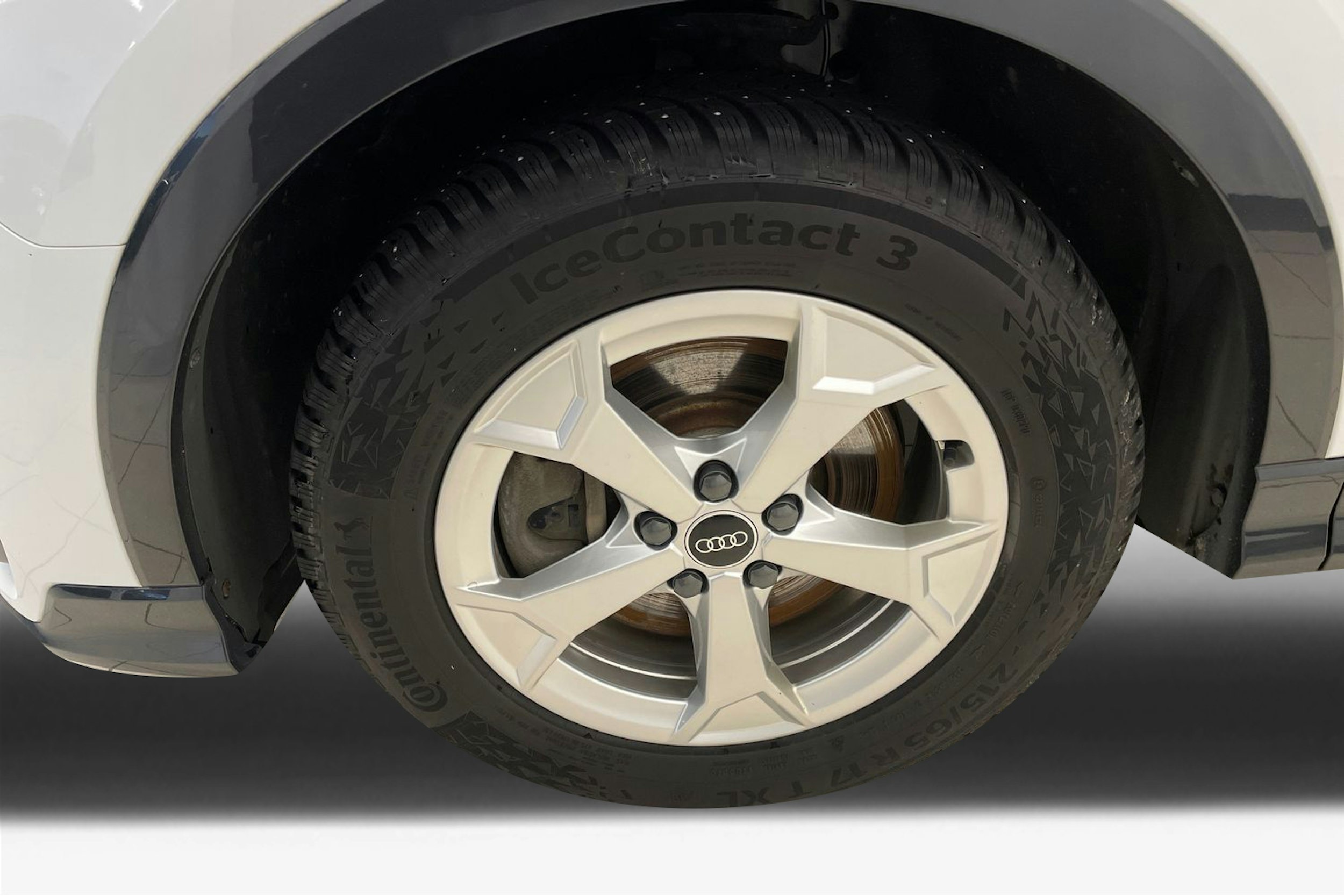 valkoinen Audi Q3 2022 kuva 11.