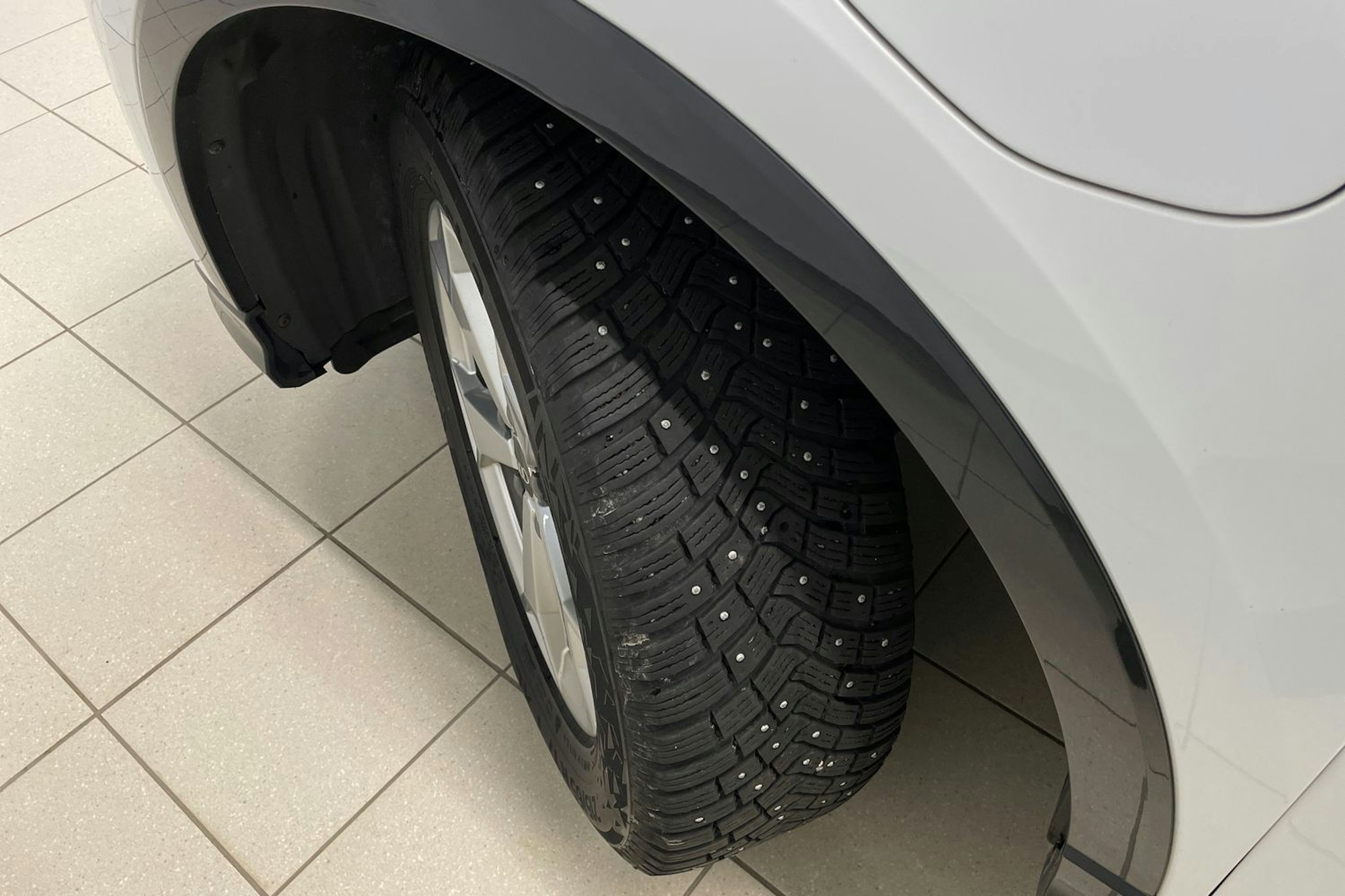 valkoinen Audi Q3 2022 kuva 13.