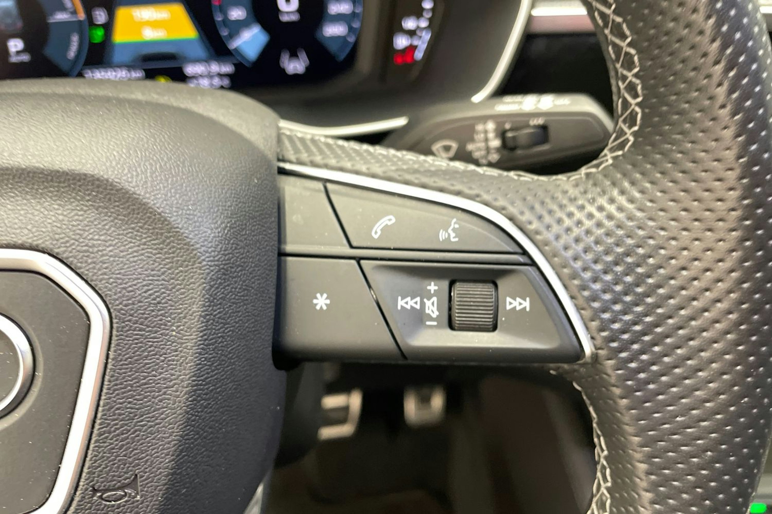 valkoinen Audi Q3 2022 kuva 15.