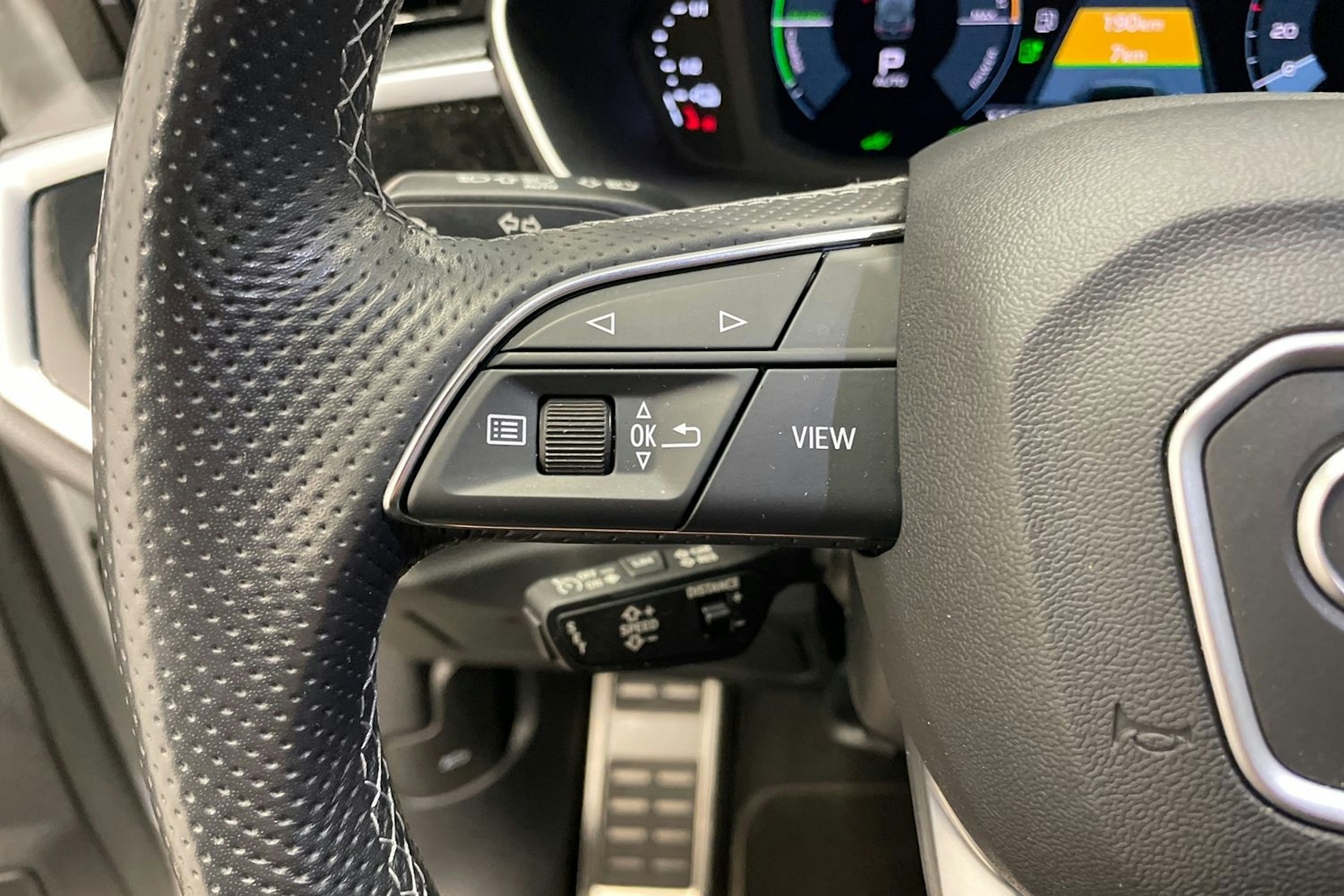 valkoinen Audi Q3 2022 kuva 16.