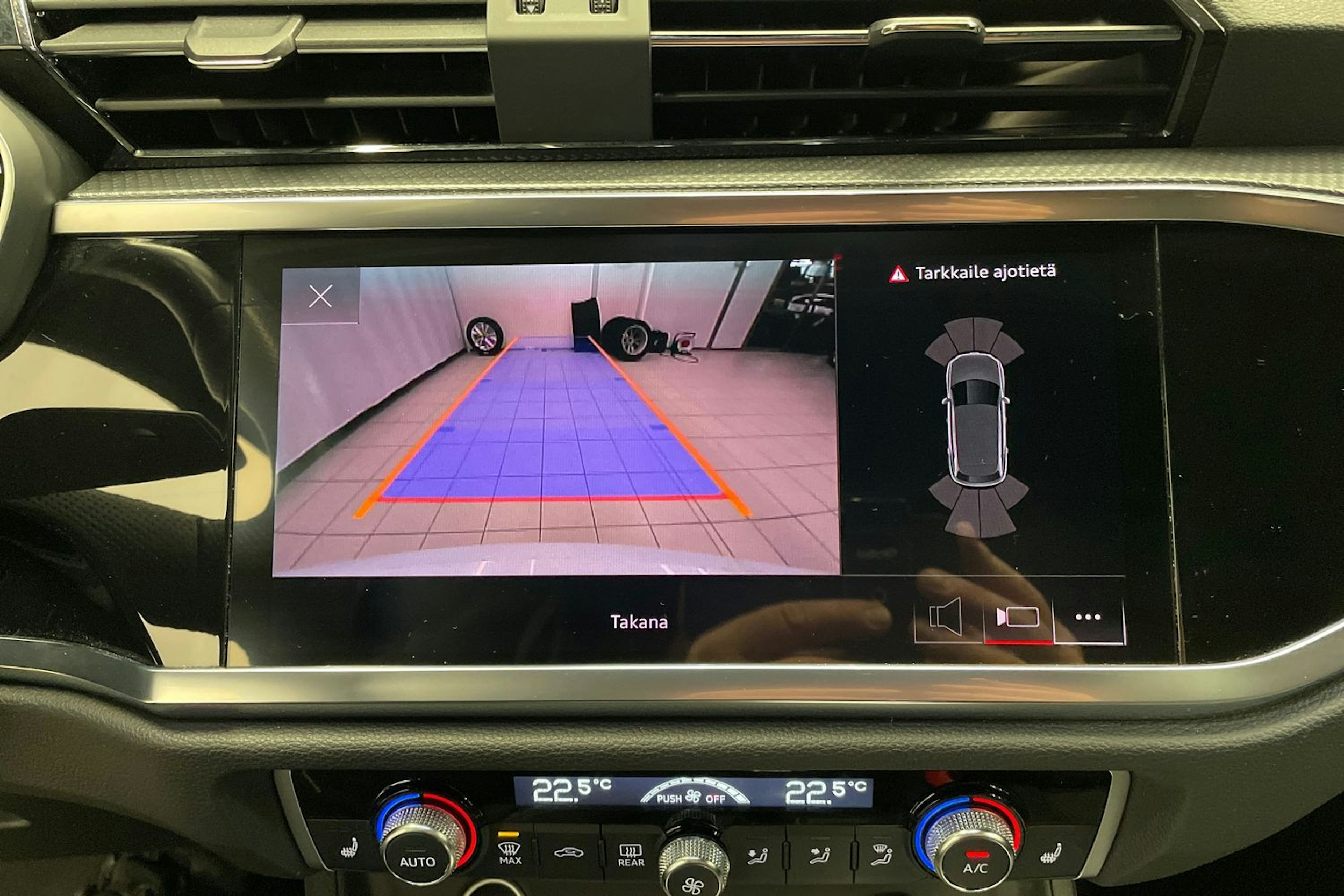 valkoinen Audi Q3 2022 kuva 18.