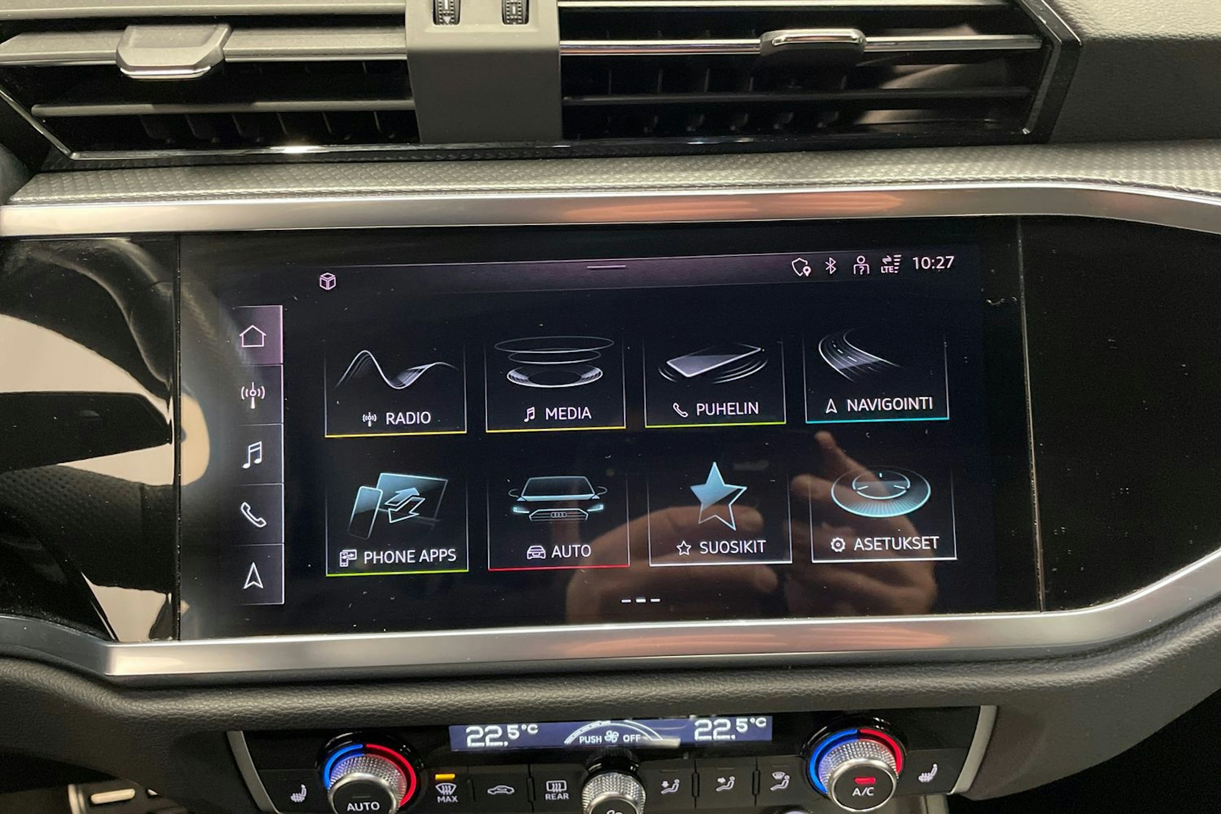 valkoinen Audi Q3 2022 kuva 19.