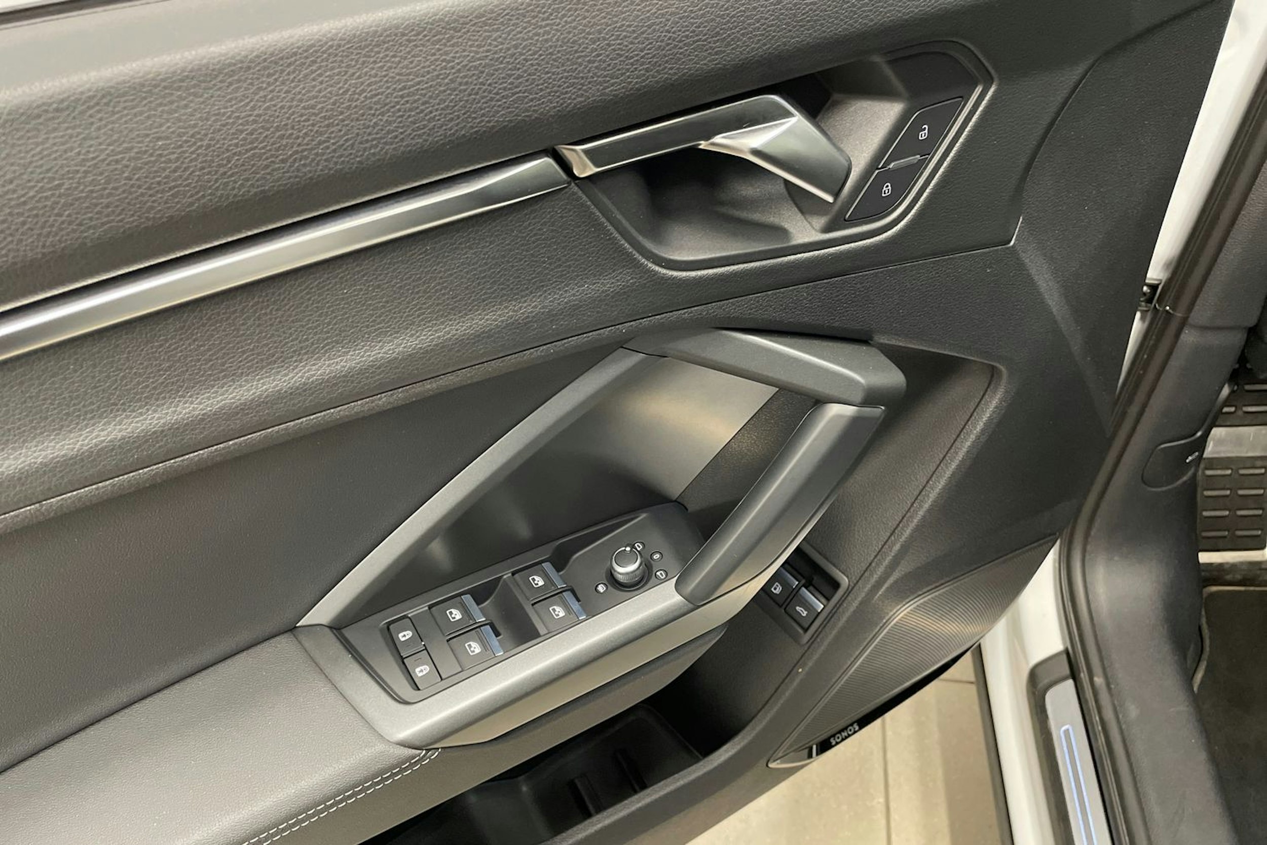 valkoinen Audi Q3 2022 kuva 20.