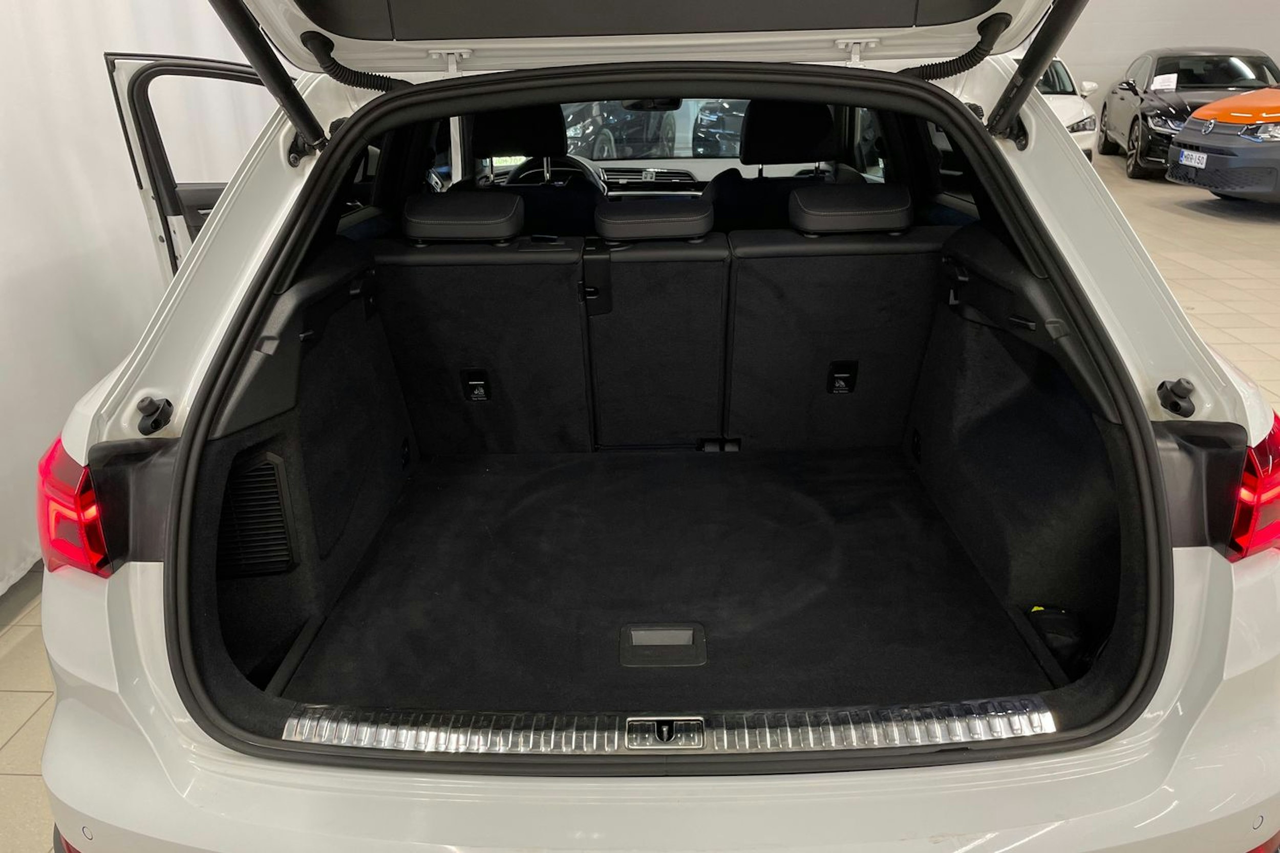 valkoinen Audi Q3 2022 kuva 21.