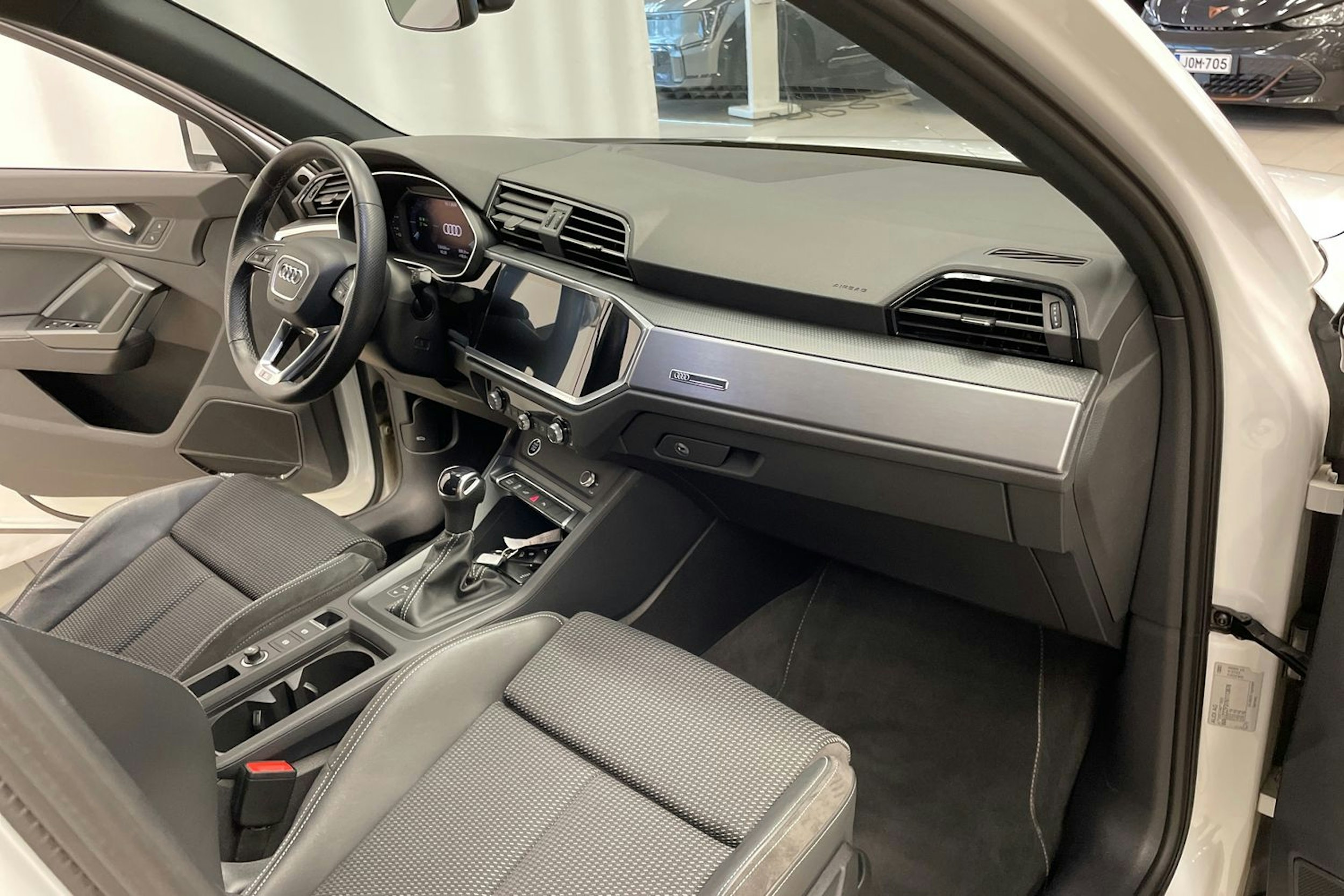 valkoinen Audi Q3 2022 kuva 25.