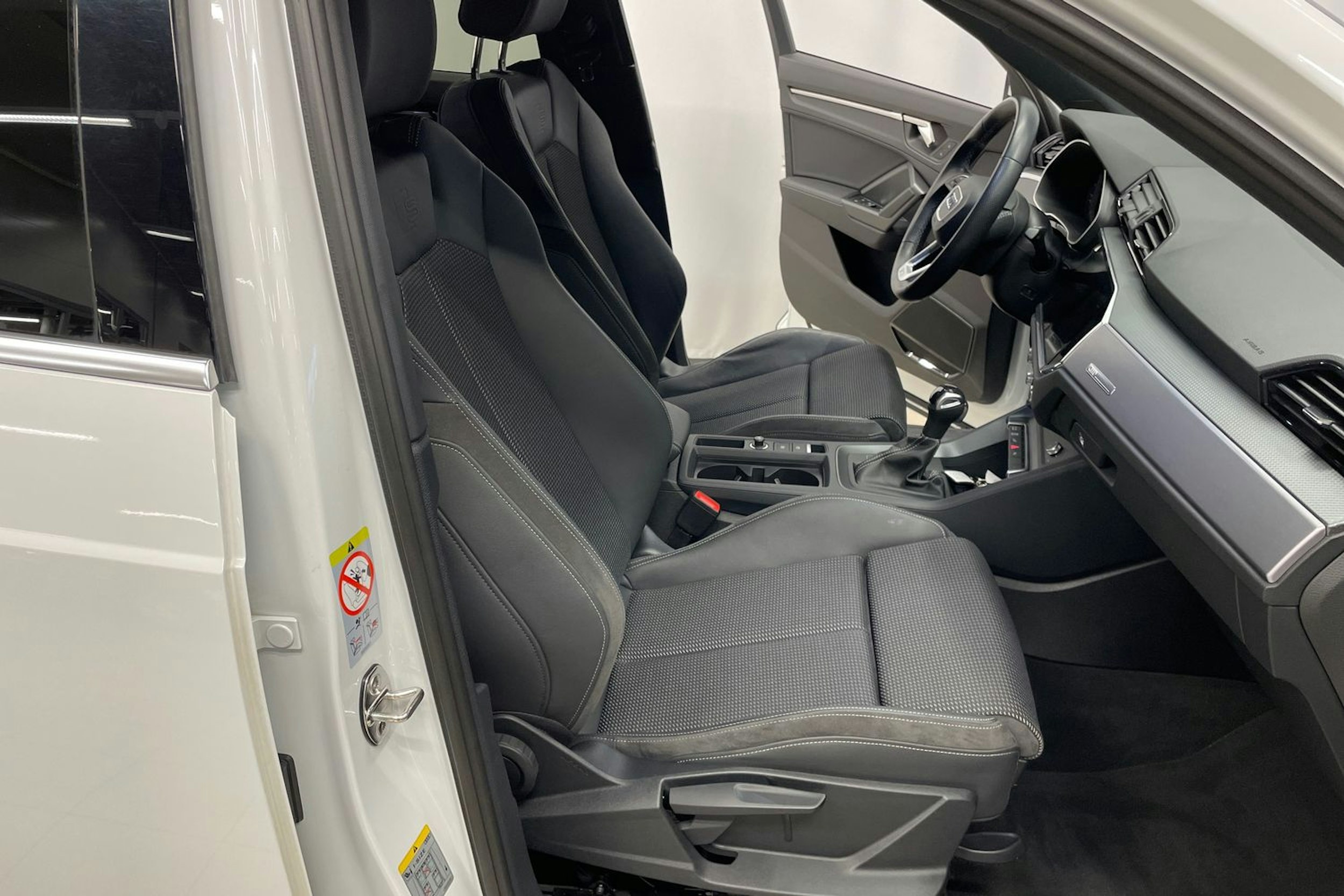 valkoinen Audi Q3 2022 kuva 26.