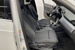 valkoinen Audi Q3 2022 kuva 26.