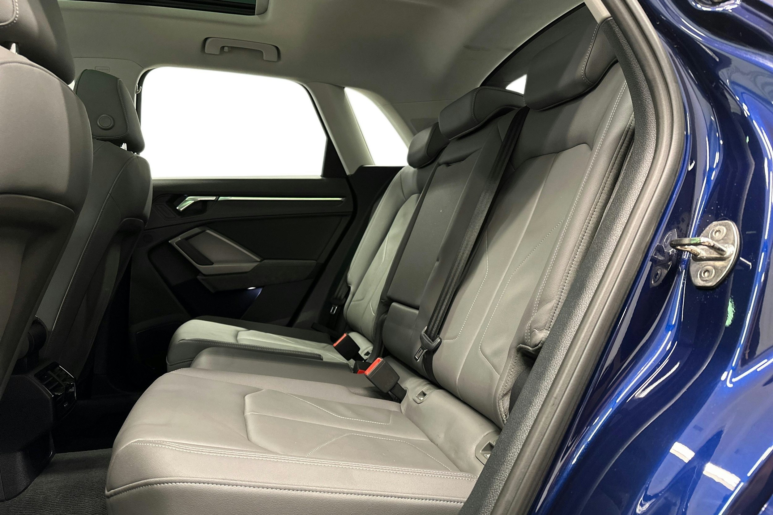 sininen Audi Q3 2022 kuva 10.