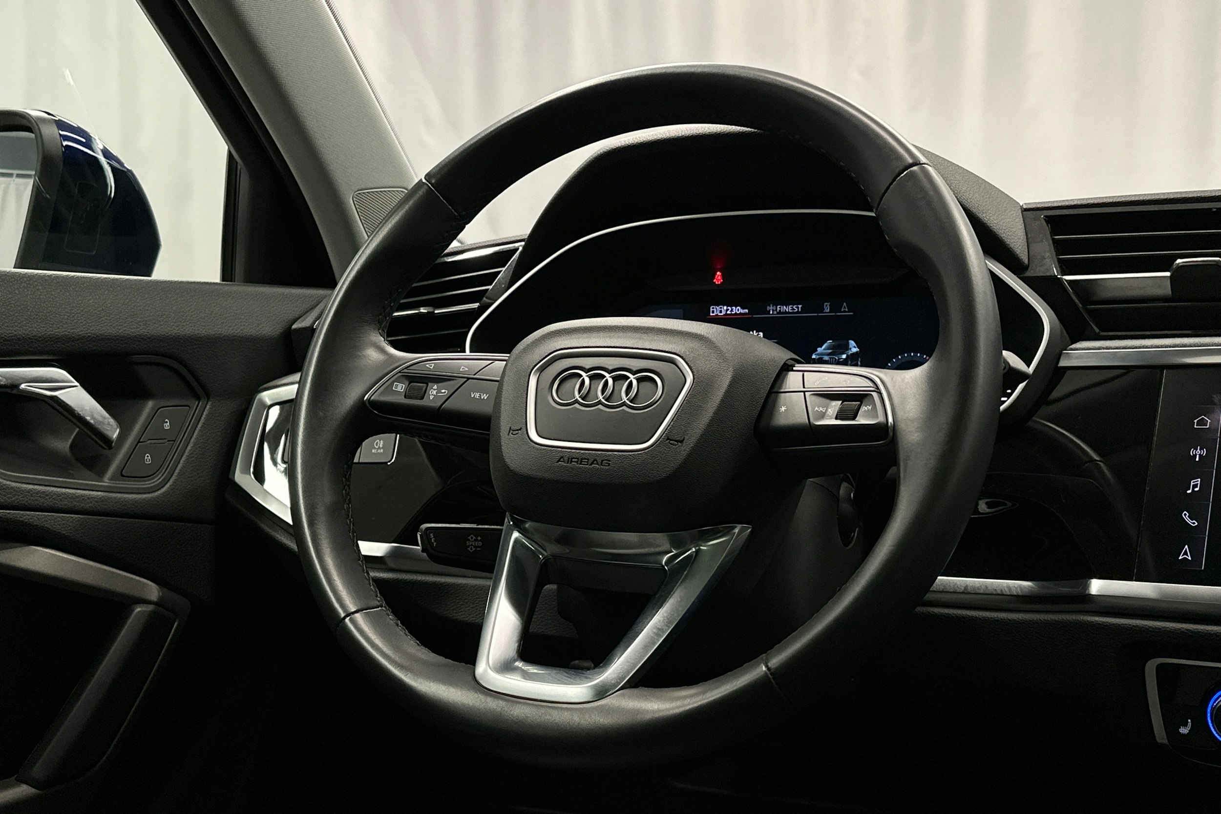 sininen Audi Q3 2022 kuva 13.