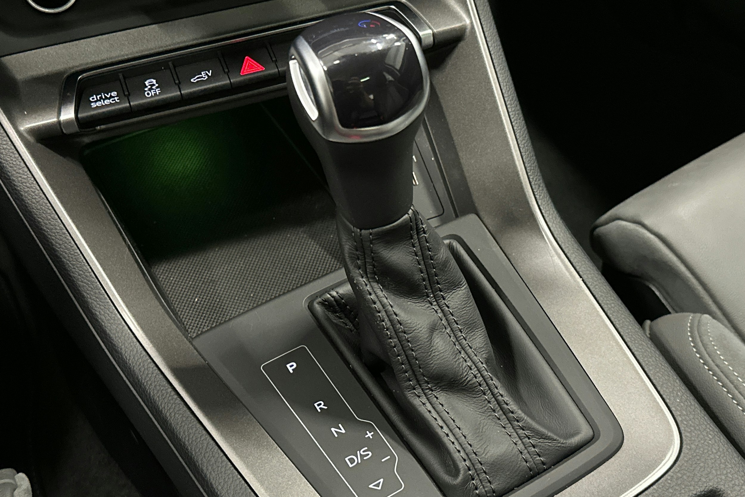 sininen Audi Q3 2022 kuva 21.