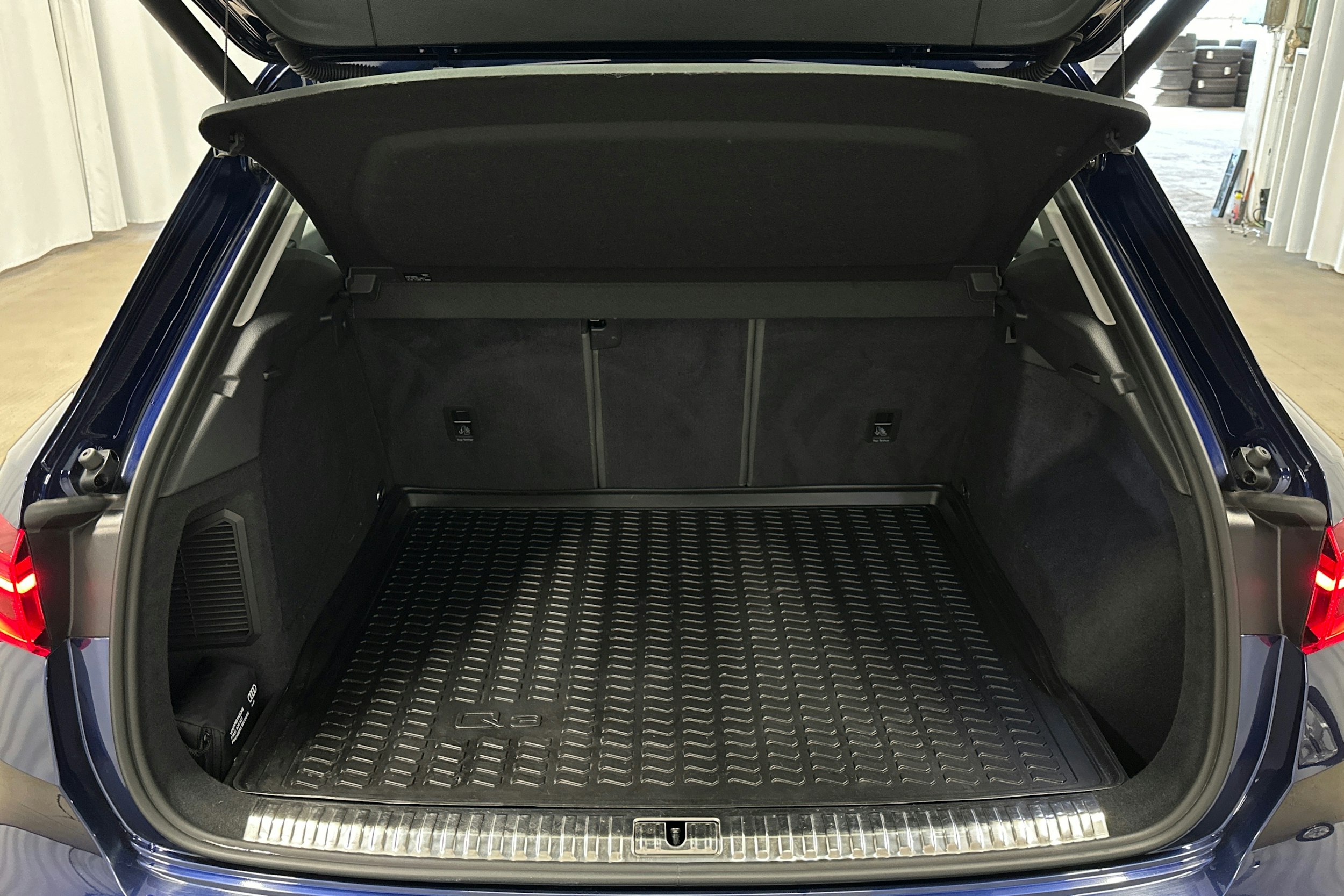 sininen Audi Q3 2022 kuva 24.