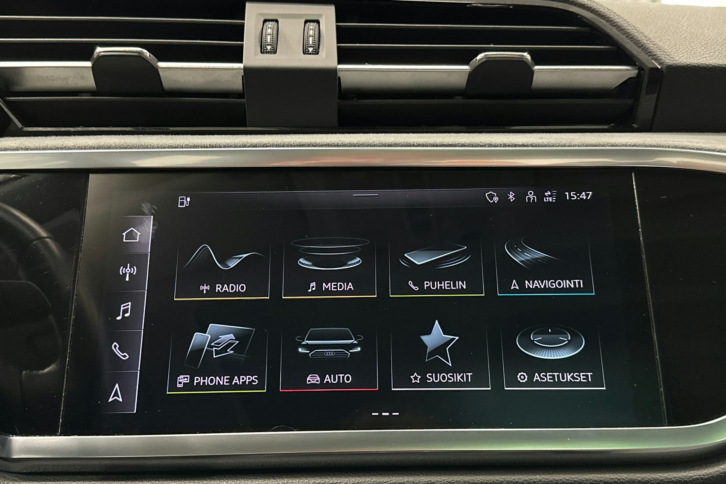 sininen Audi Q3 2022 kuva 26.