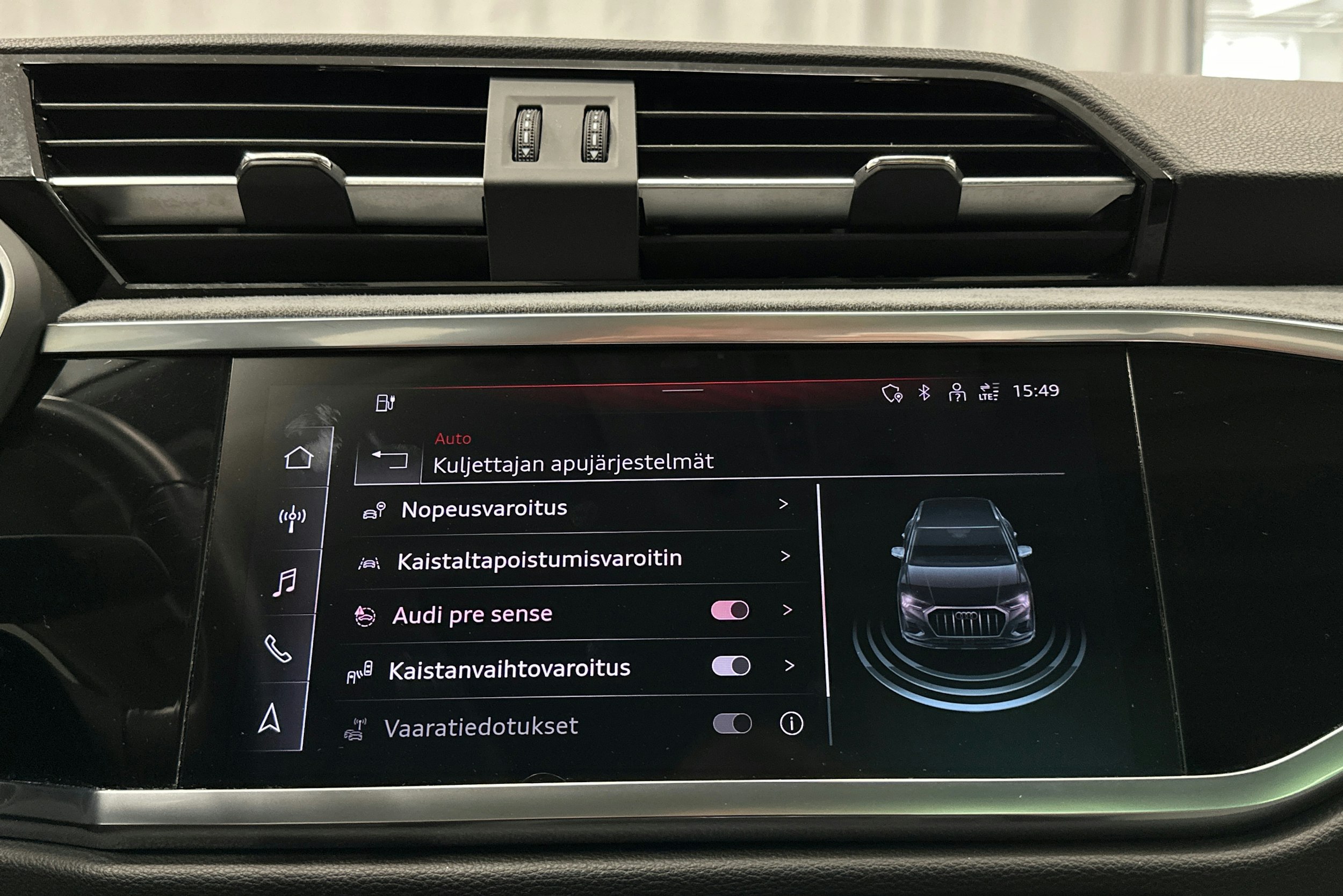 sininen Audi Q3 2022 kuva 32.