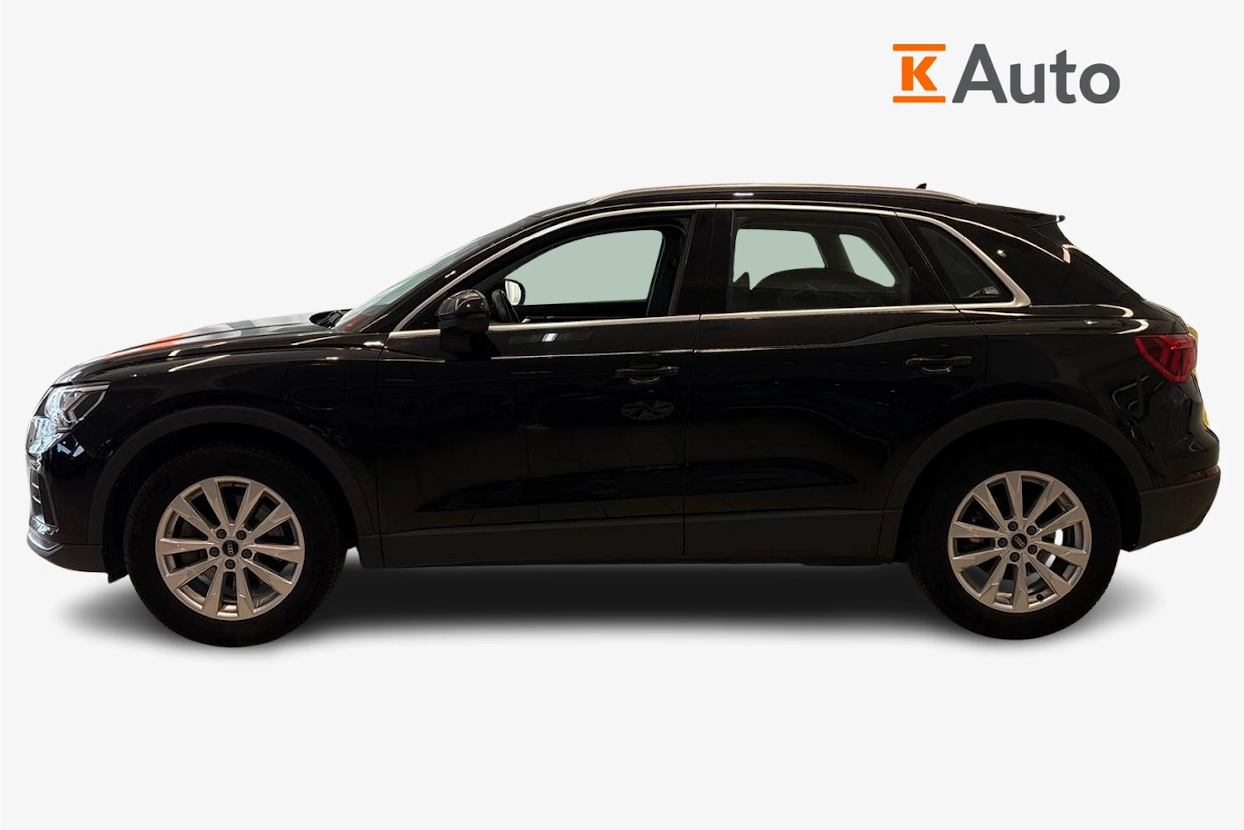 Musta Audi Q3 2022 kuva 5.