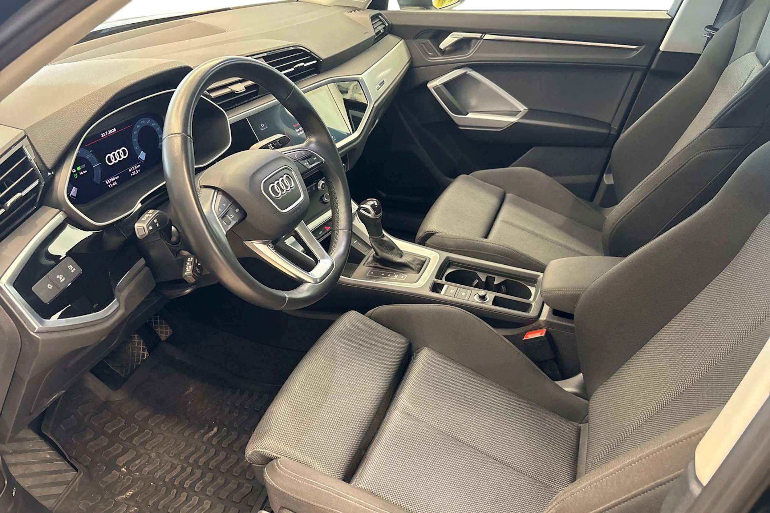 Musta Audi Q3 2022 kuva 6.