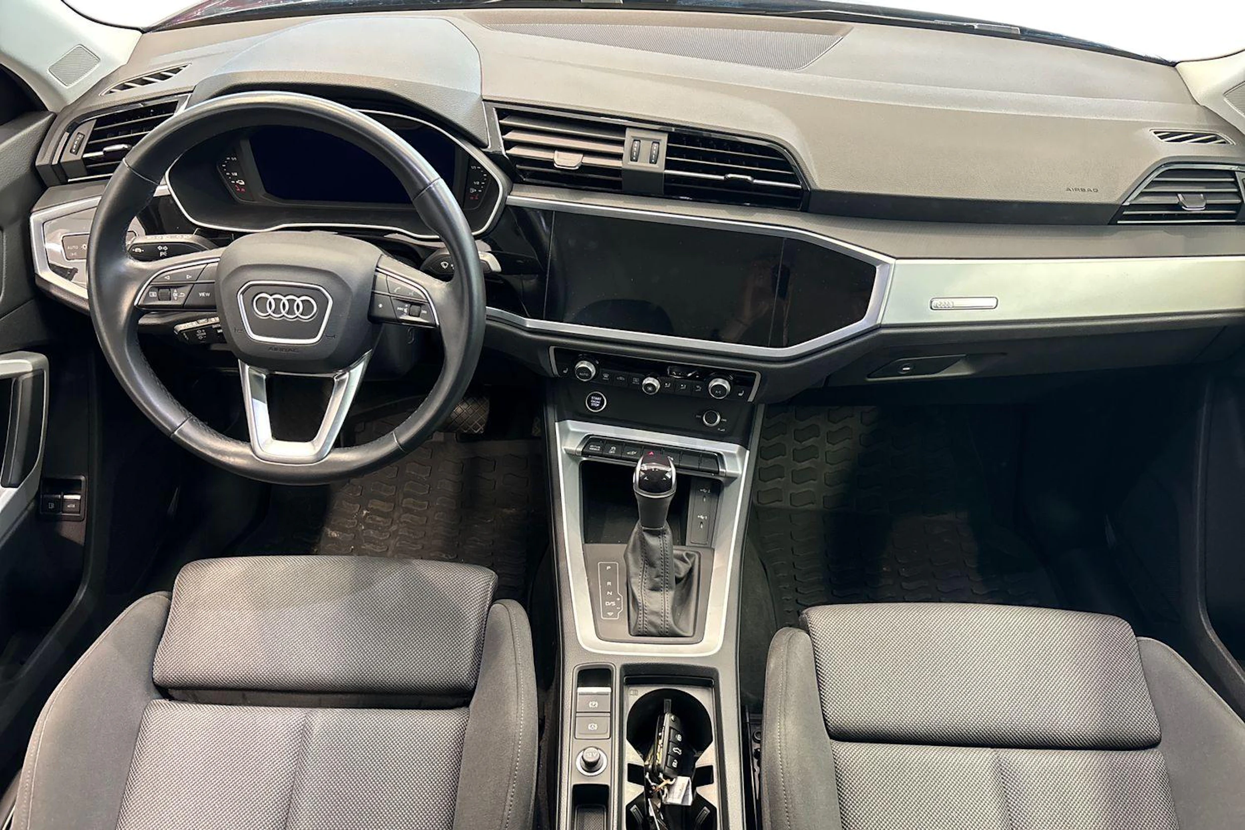 Musta Audi Q3 2022 kuva 7.