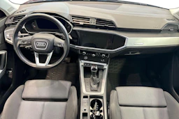 Musta Audi Q3 2022 kuva 7.
