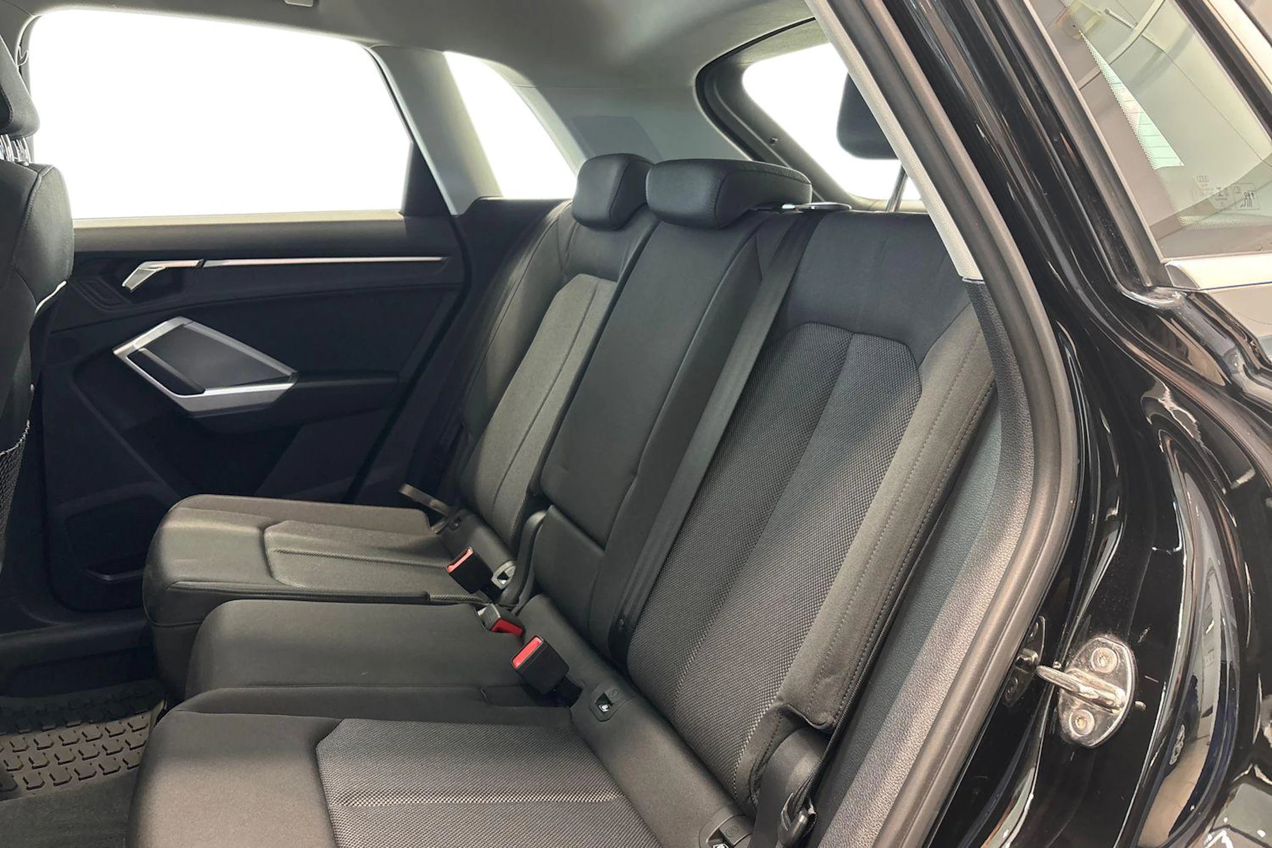 Musta Audi Q3 2022 kuva 8.