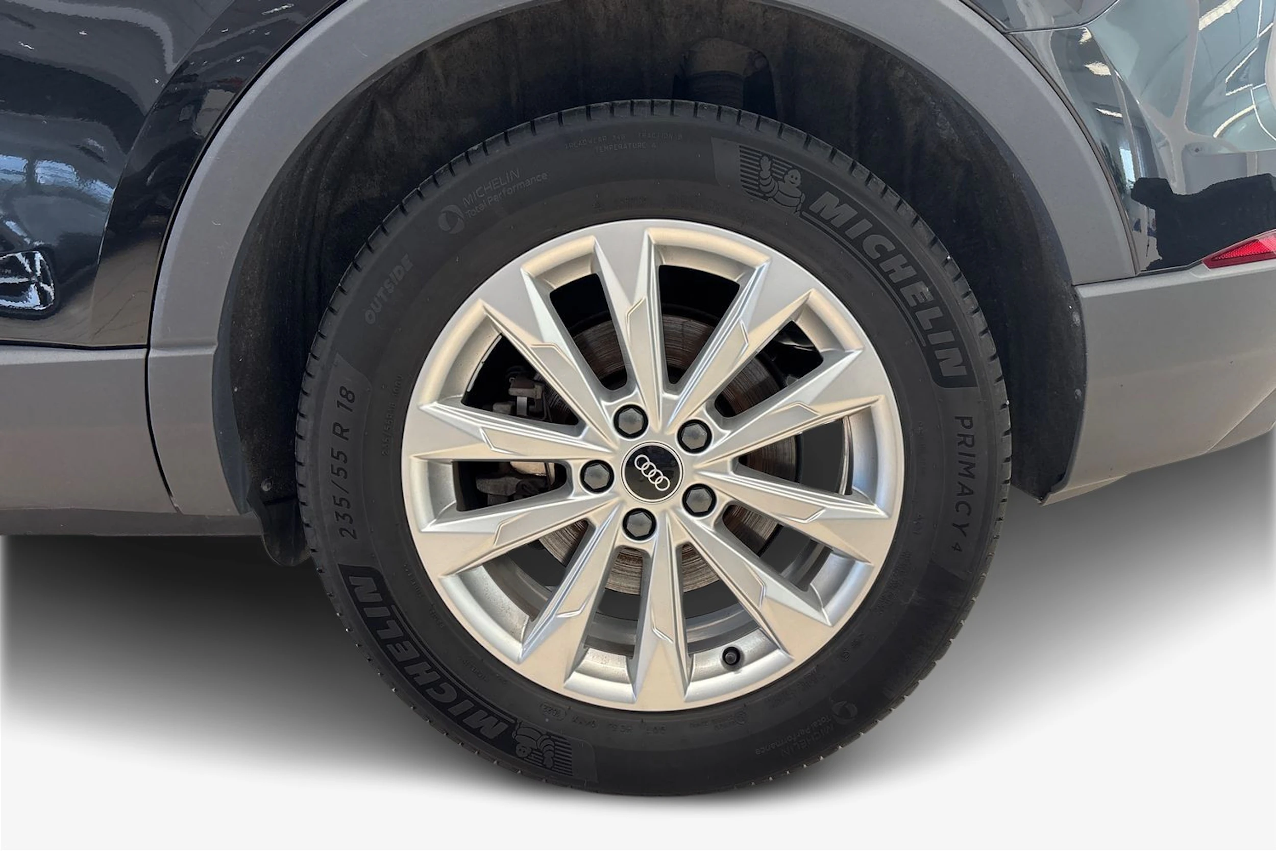 Musta Audi Q3 2022 kuva 9.