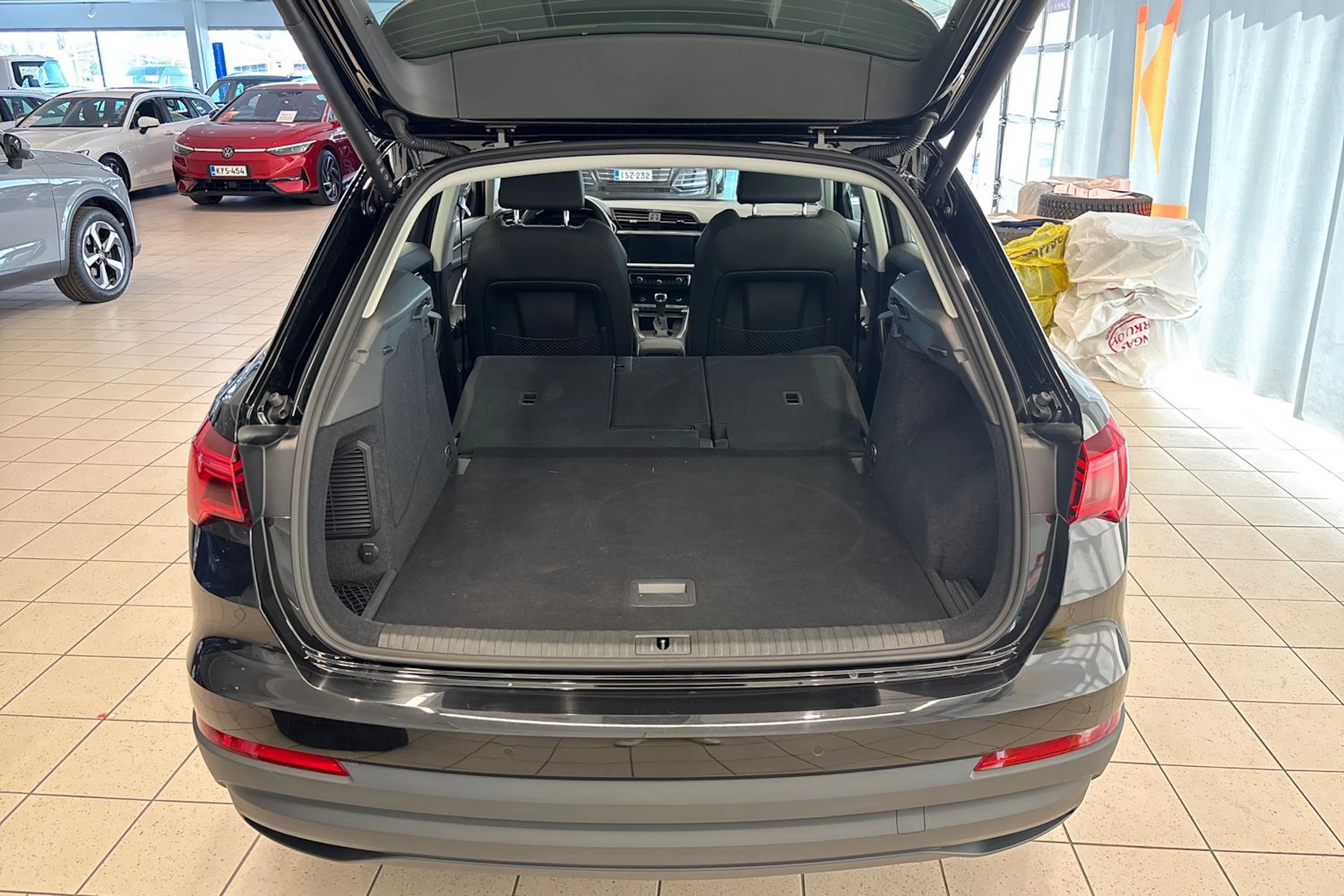Musta Audi Q3 2022 kuva 13.