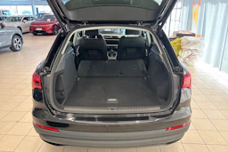 Musta Audi Q3 2022 kuva 13.