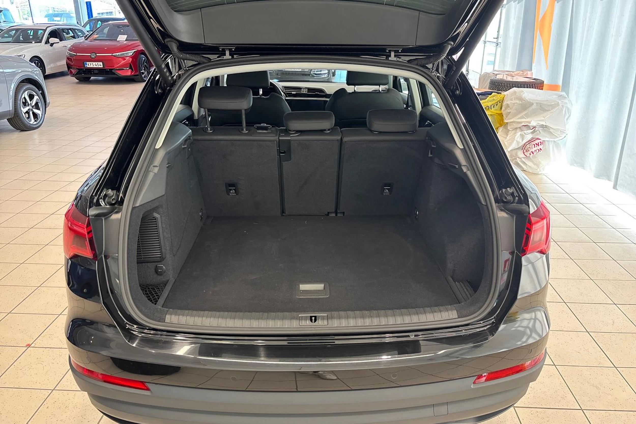 Musta Audi Q3 2022 kuva 14.