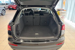 Musta Audi Q3 2022 kuva 14.