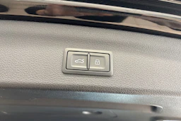 Musta Audi Q3 2022 kuva 15.