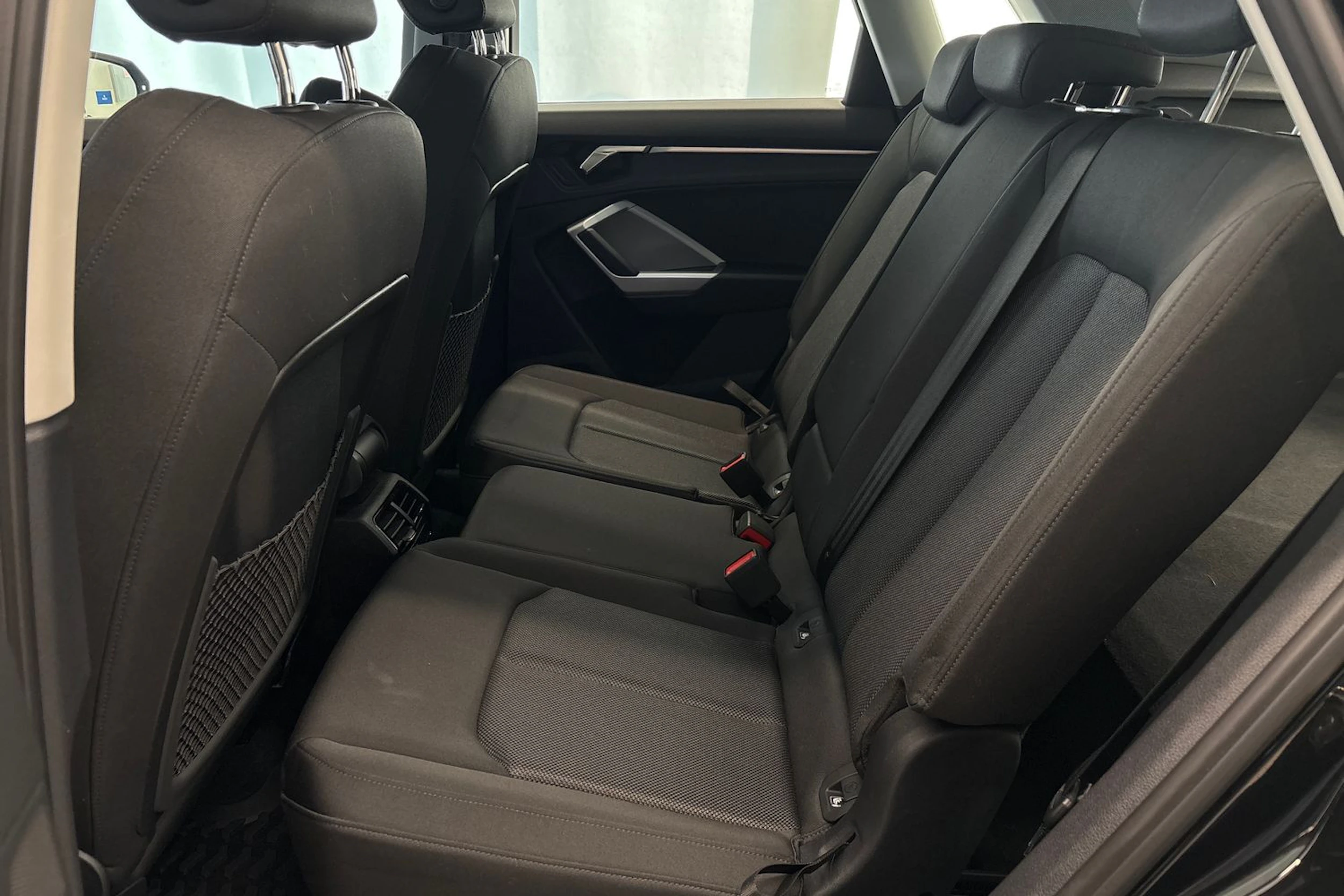 Musta Audi Q3 2022 kuva 16.