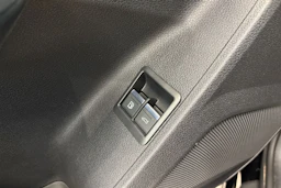 Musta Audi Q3 2022 kuva 17.