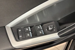 Musta Audi Q3 2022 kuva 18.