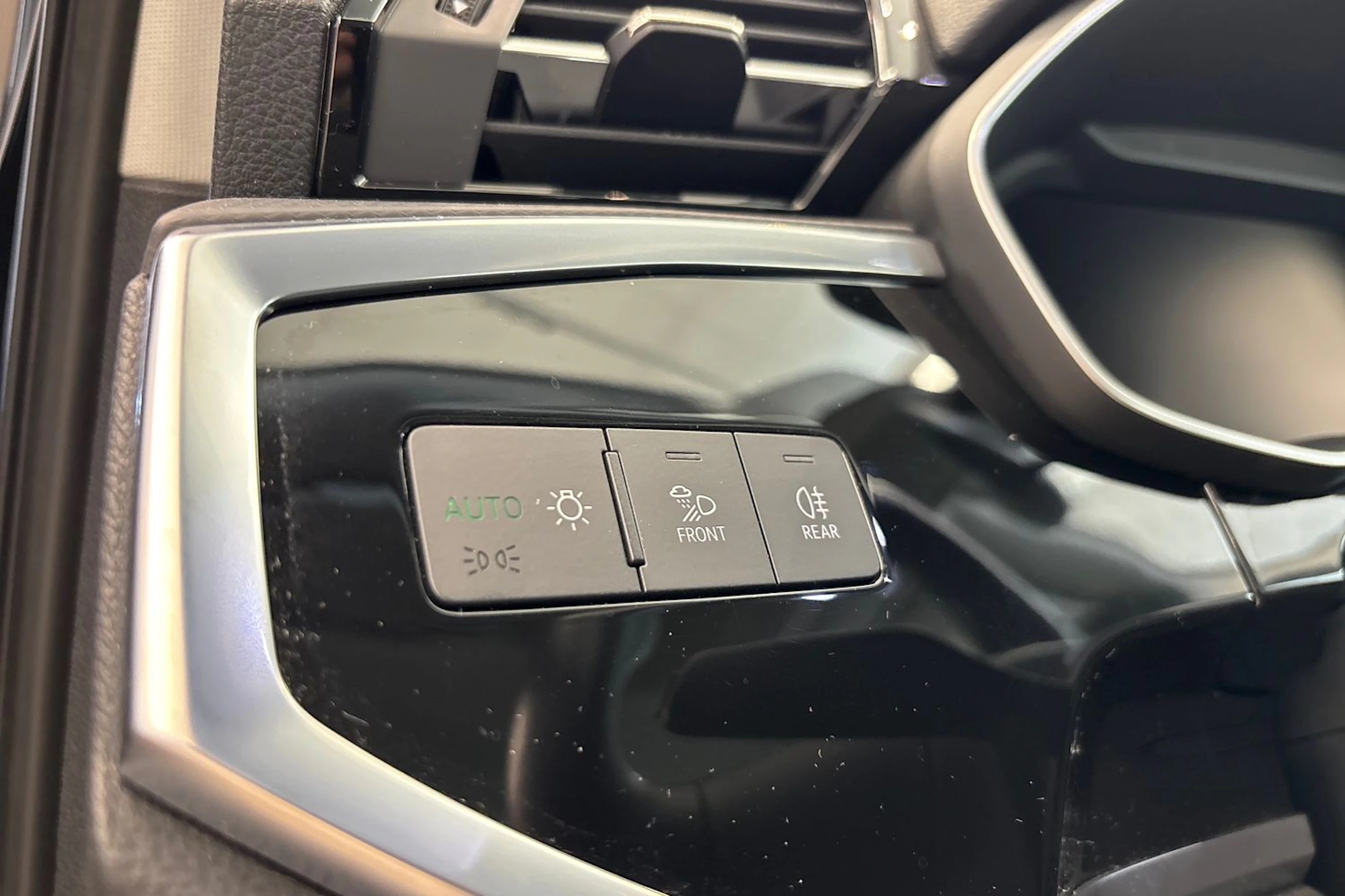 Musta Audi Q3 2022 kuva 19.