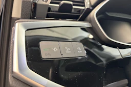 Musta Audi Q3 2022 kuva 19.