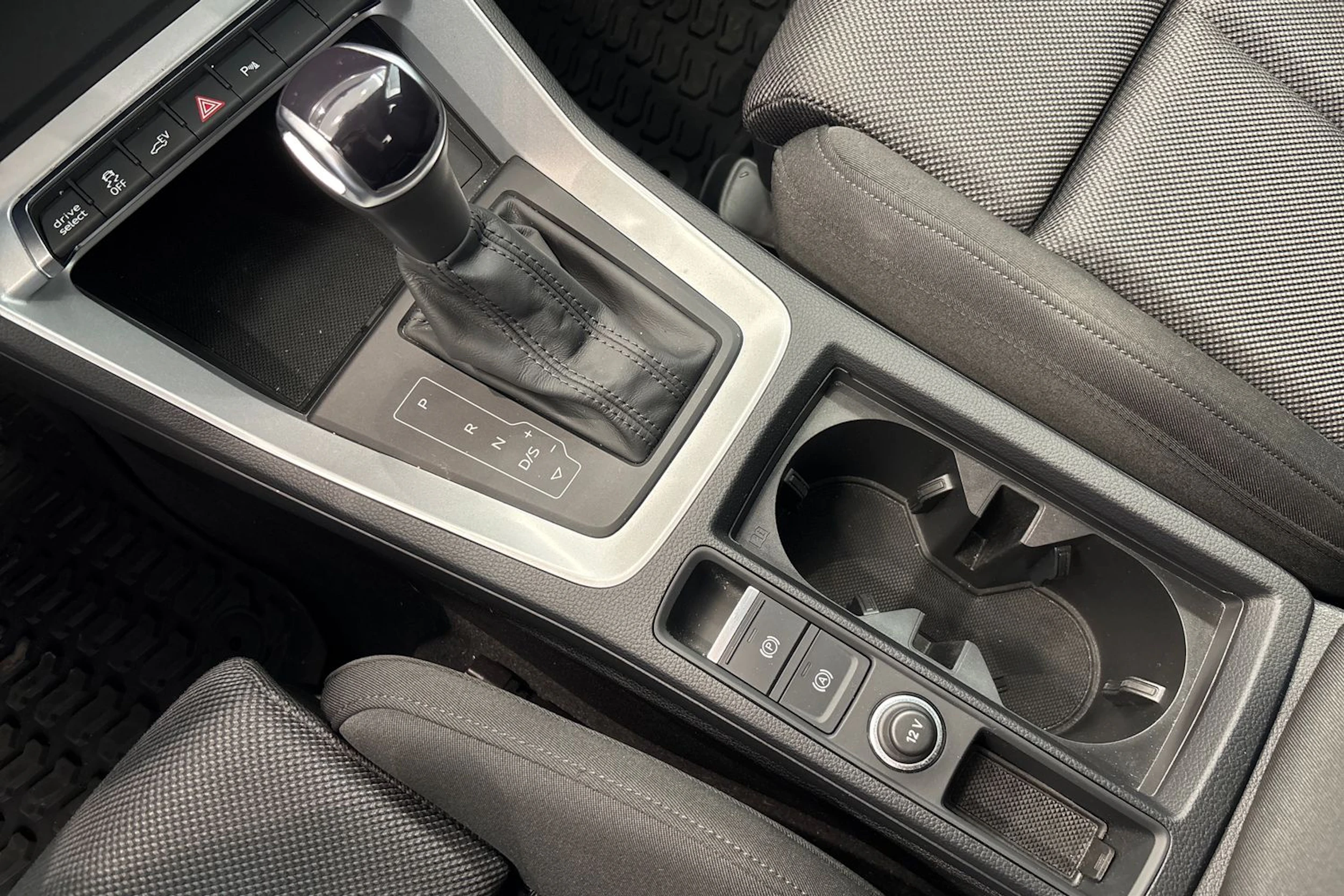 Musta Audi Q3 2022 kuva 24.