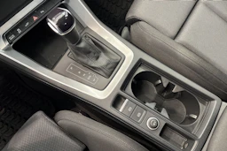 Musta Audi Q3 2022 kuva 24.