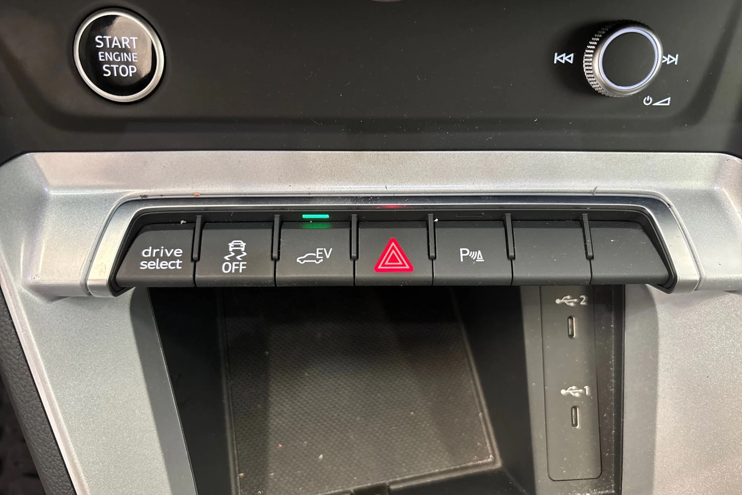 Musta Audi Q3 2022 kuva 25.