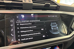 Musta Audi Q3 2022 kuva 30.