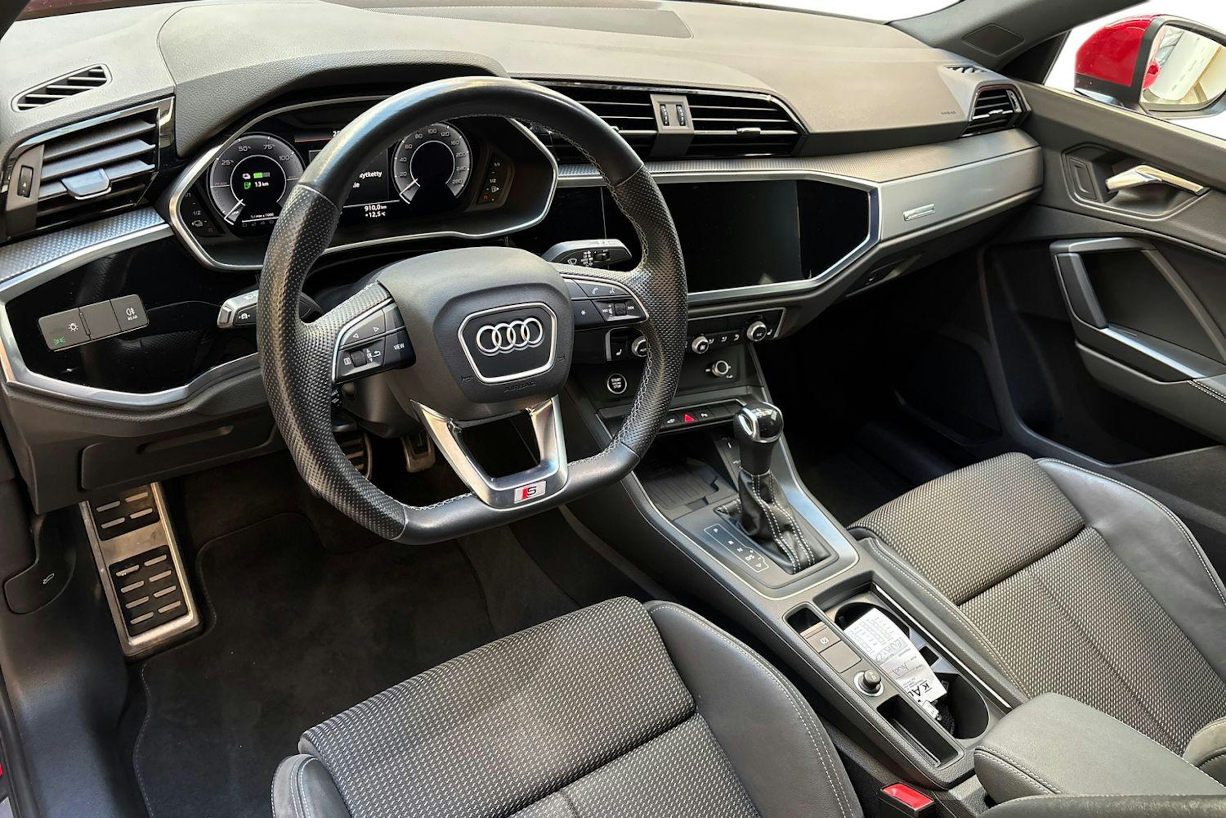 punainen Audi Q3 2022 kuva 6.