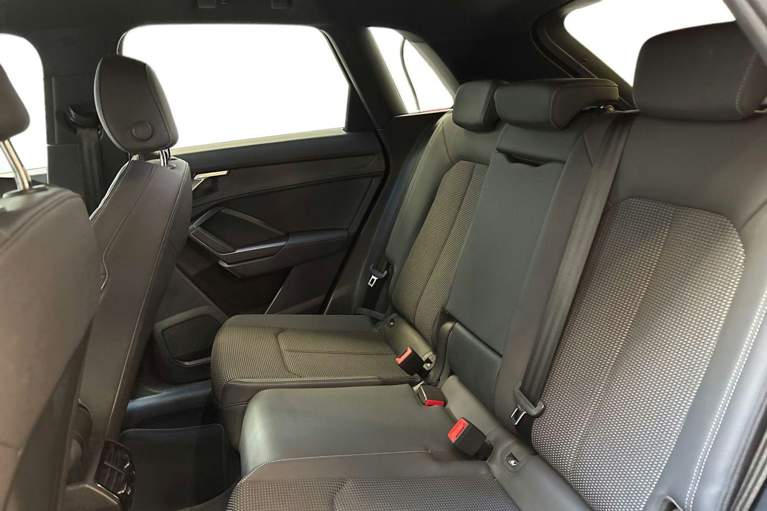 punainen Audi Q3 2022 kuva 8.