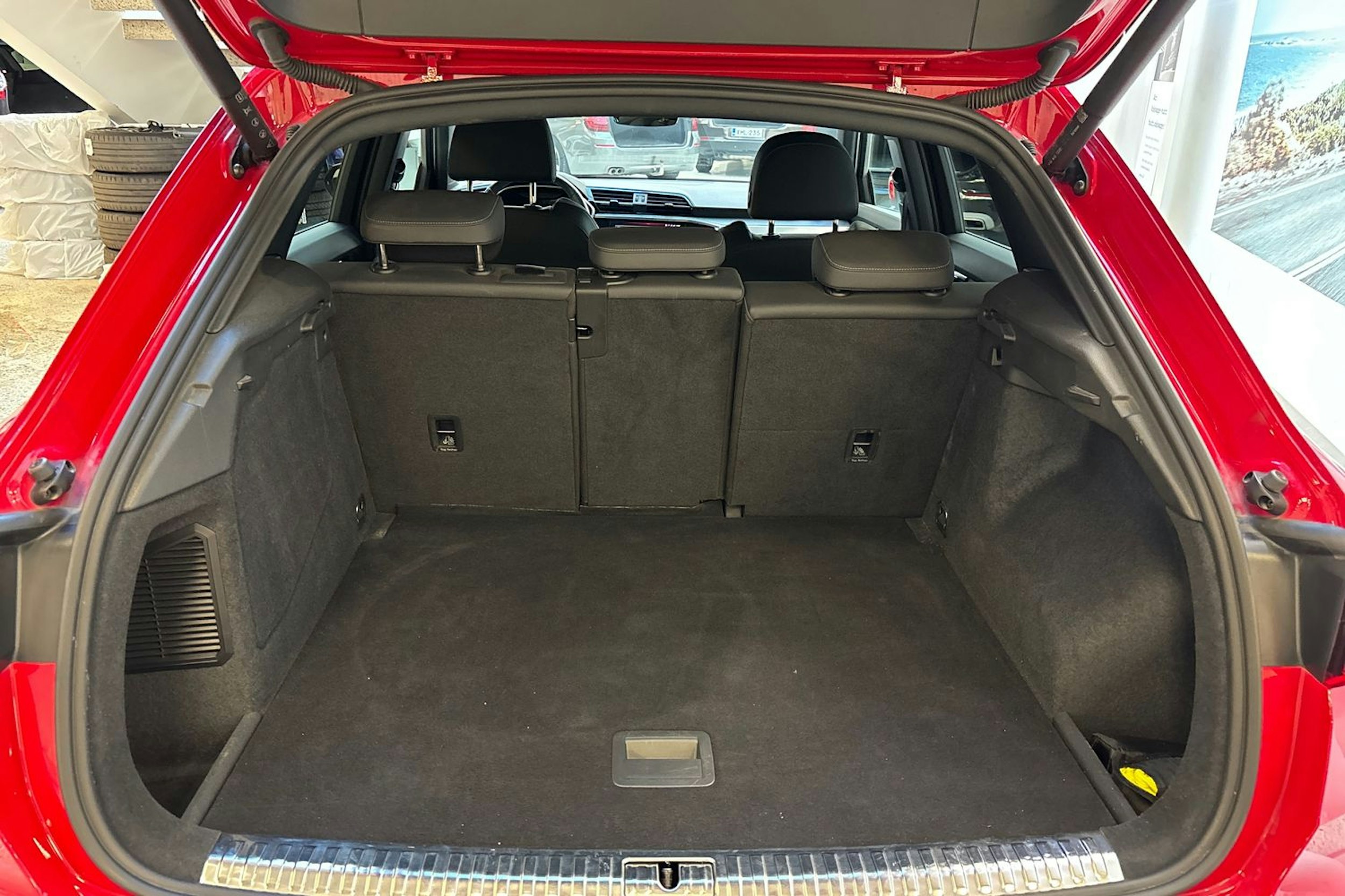 punainen Audi Q3 2022 kuva 12.