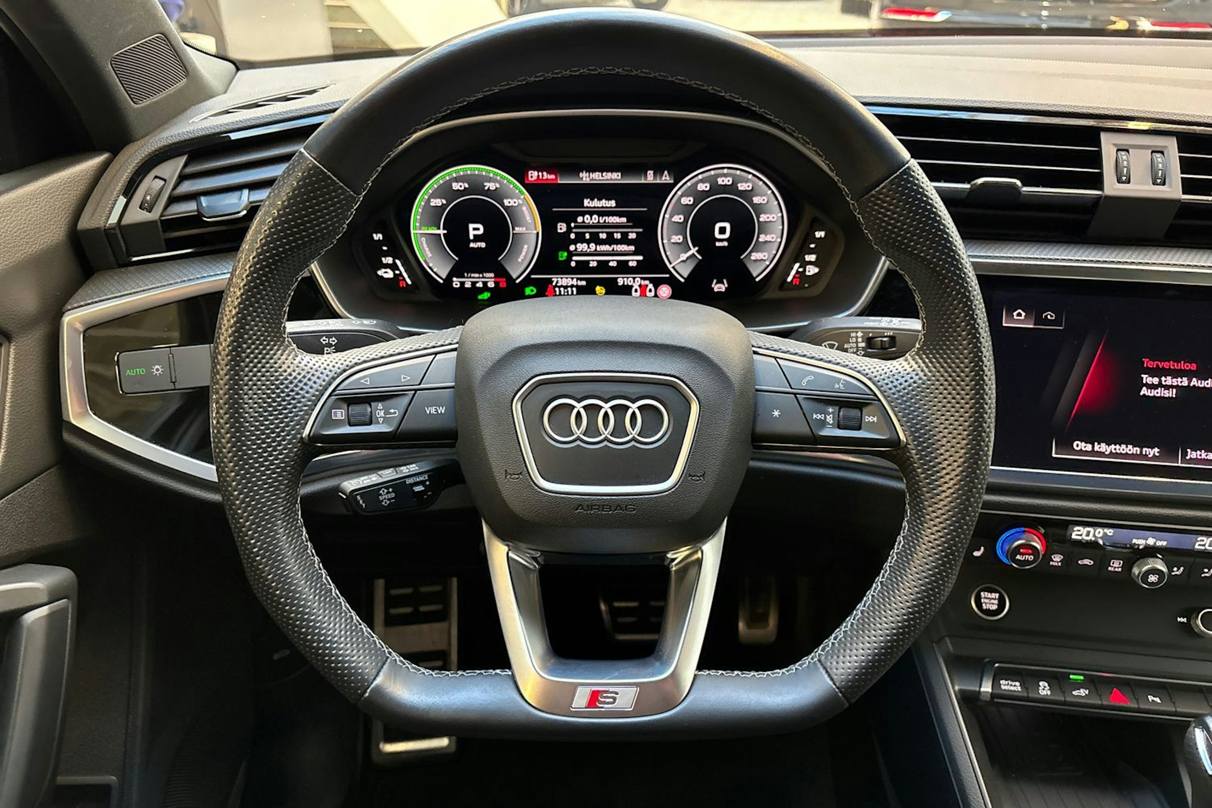 punainen Audi Q3 2022 kuva 16.