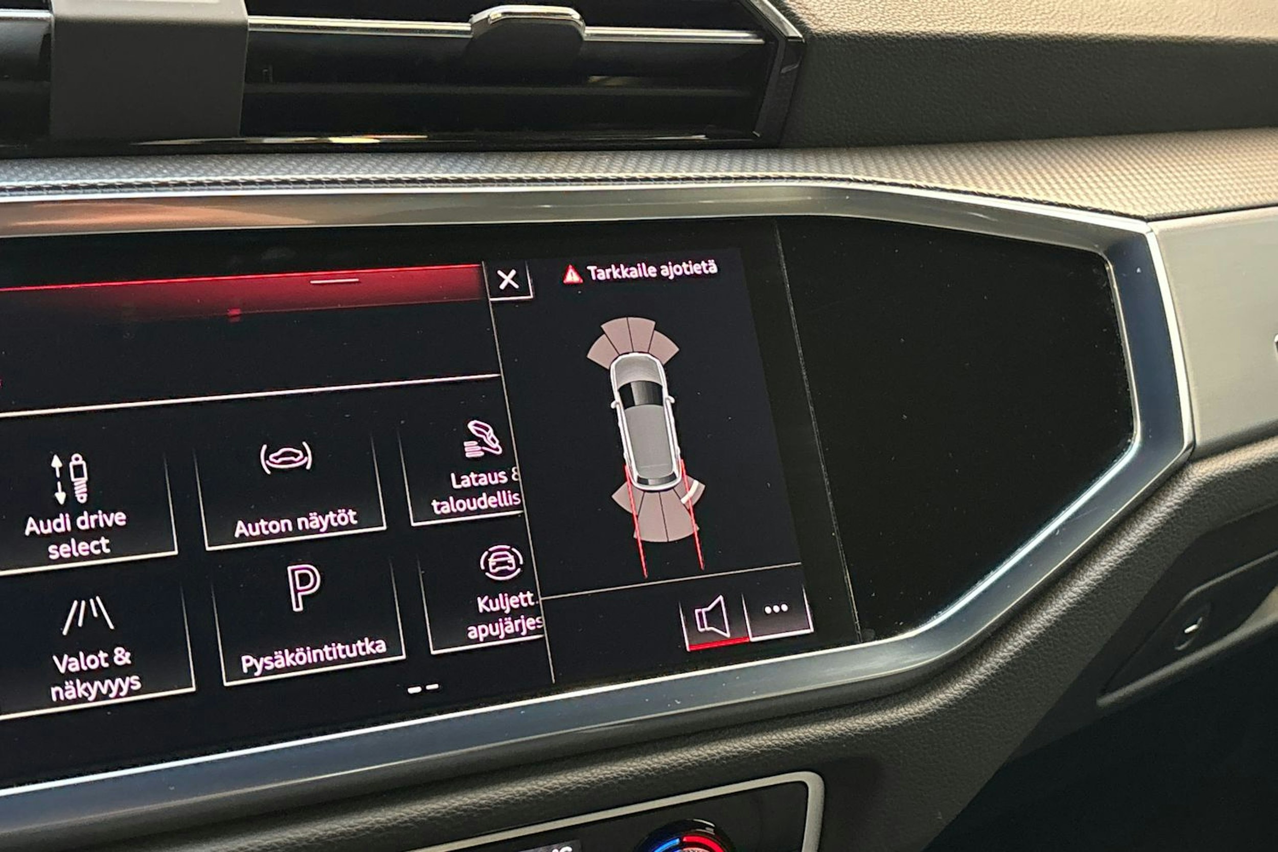 punainen Audi Q3 2022 kuva 18.