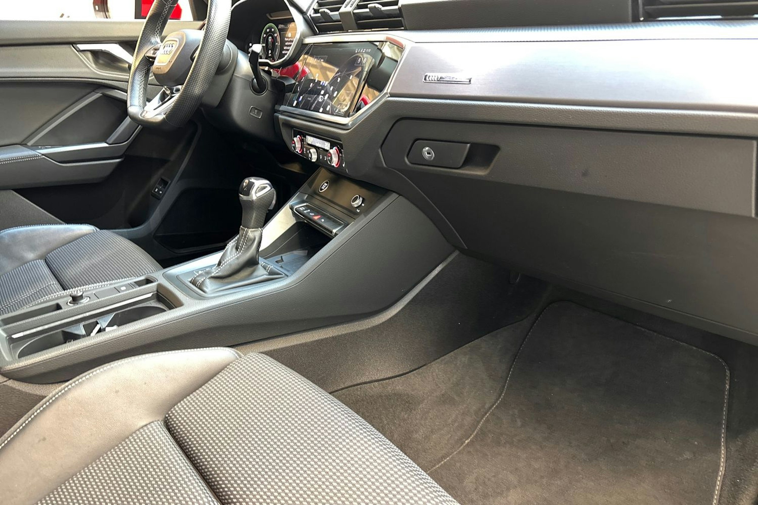 punainen Audi Q3 2022 kuva 23.