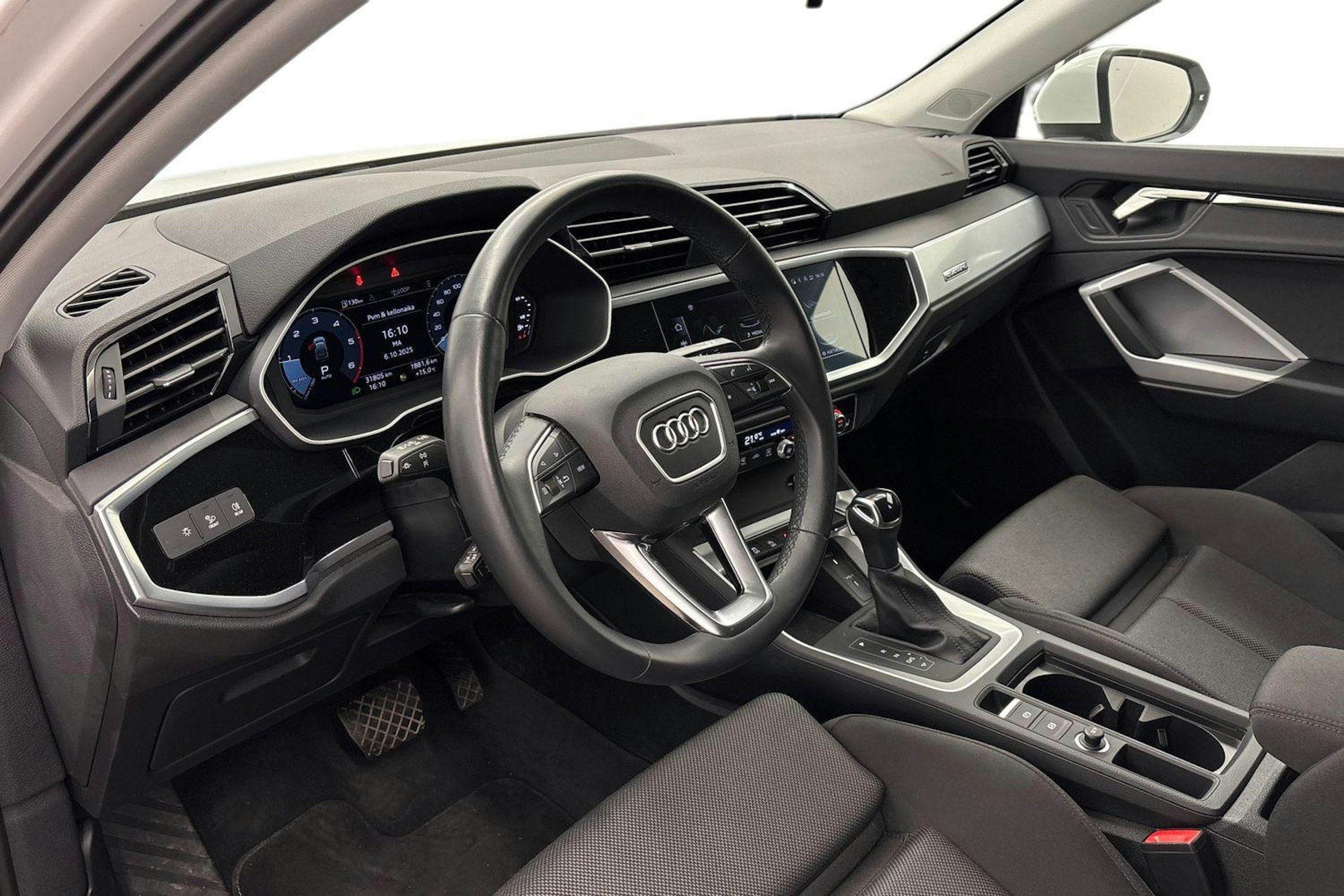 valkoinen Audi Q3 2022 kuva 3.