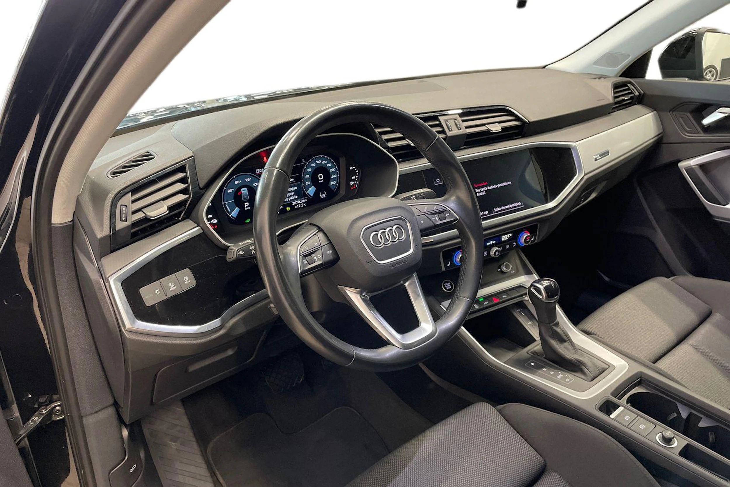 musta Audi Q3 2022 kuva 6.