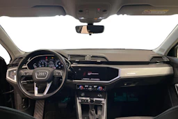 musta Audi Q3 2022 kuva 7.